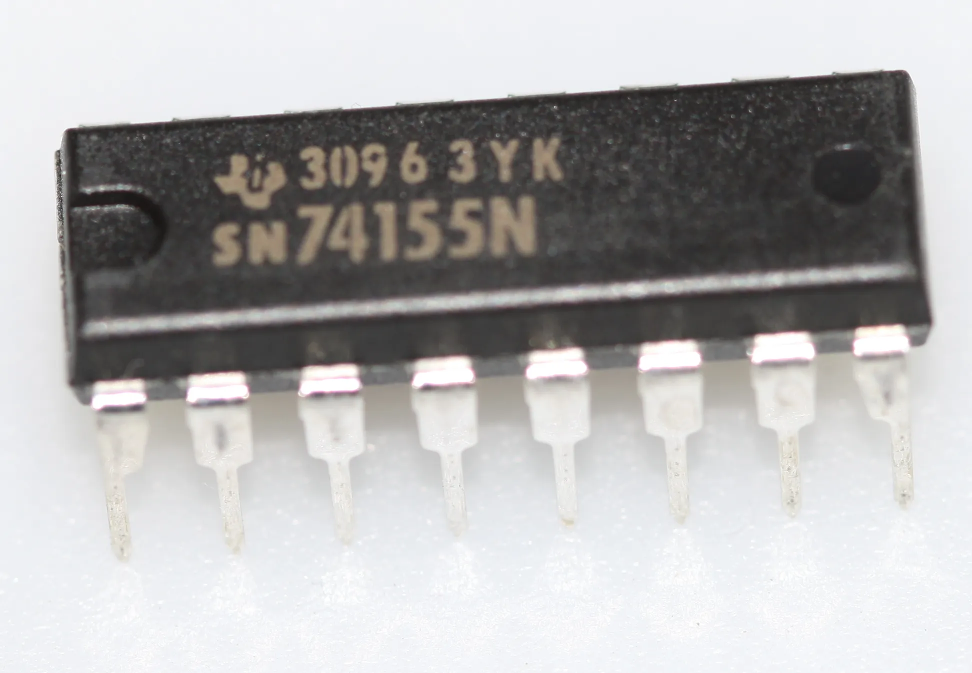 Dual 2-line to 4-line decoder/demultiplexer DIP-16