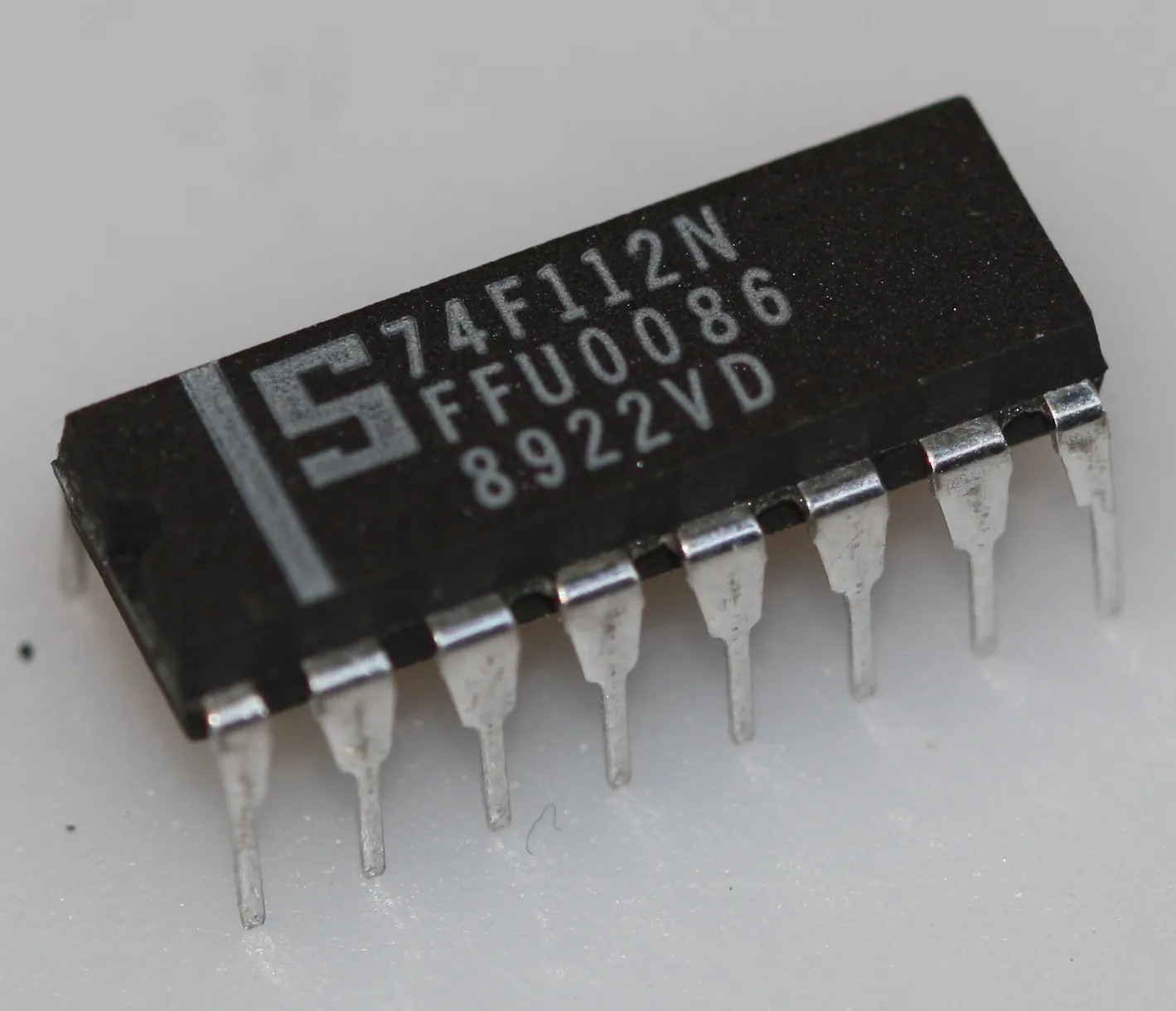Dual J-K negative-edge-triggered flip-flop with clear and preset DIP-16