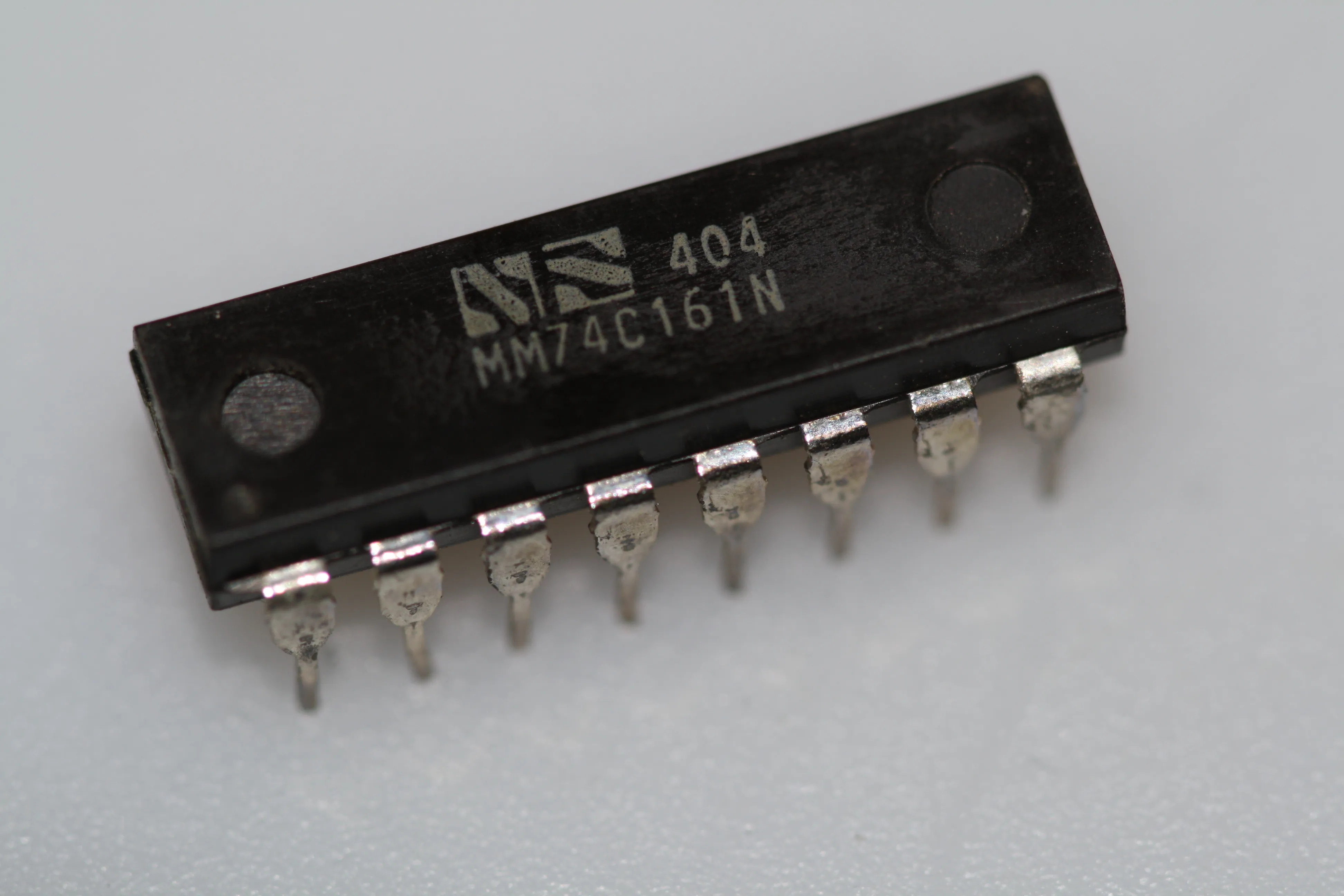 Synchronous 4-bit binary counter with asynchronous clear DIP-16