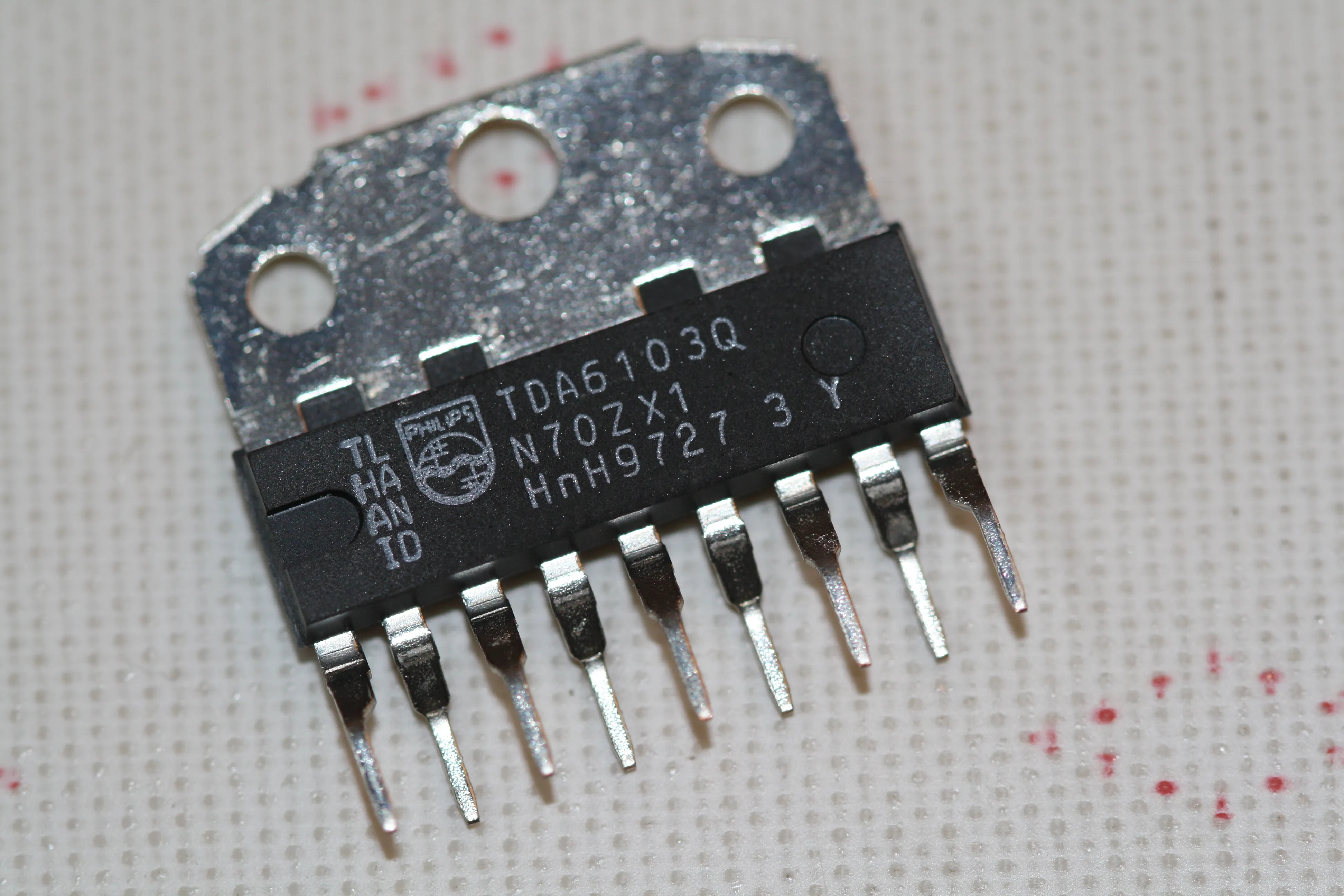 Triple video output amplifier SIP-9