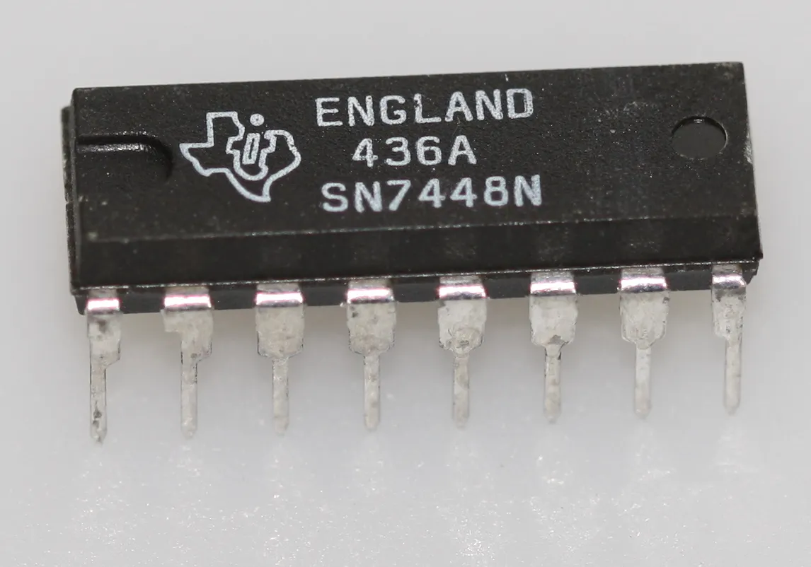 BCD to 7-segment decoder/driver with Internal Pullups DIP-16