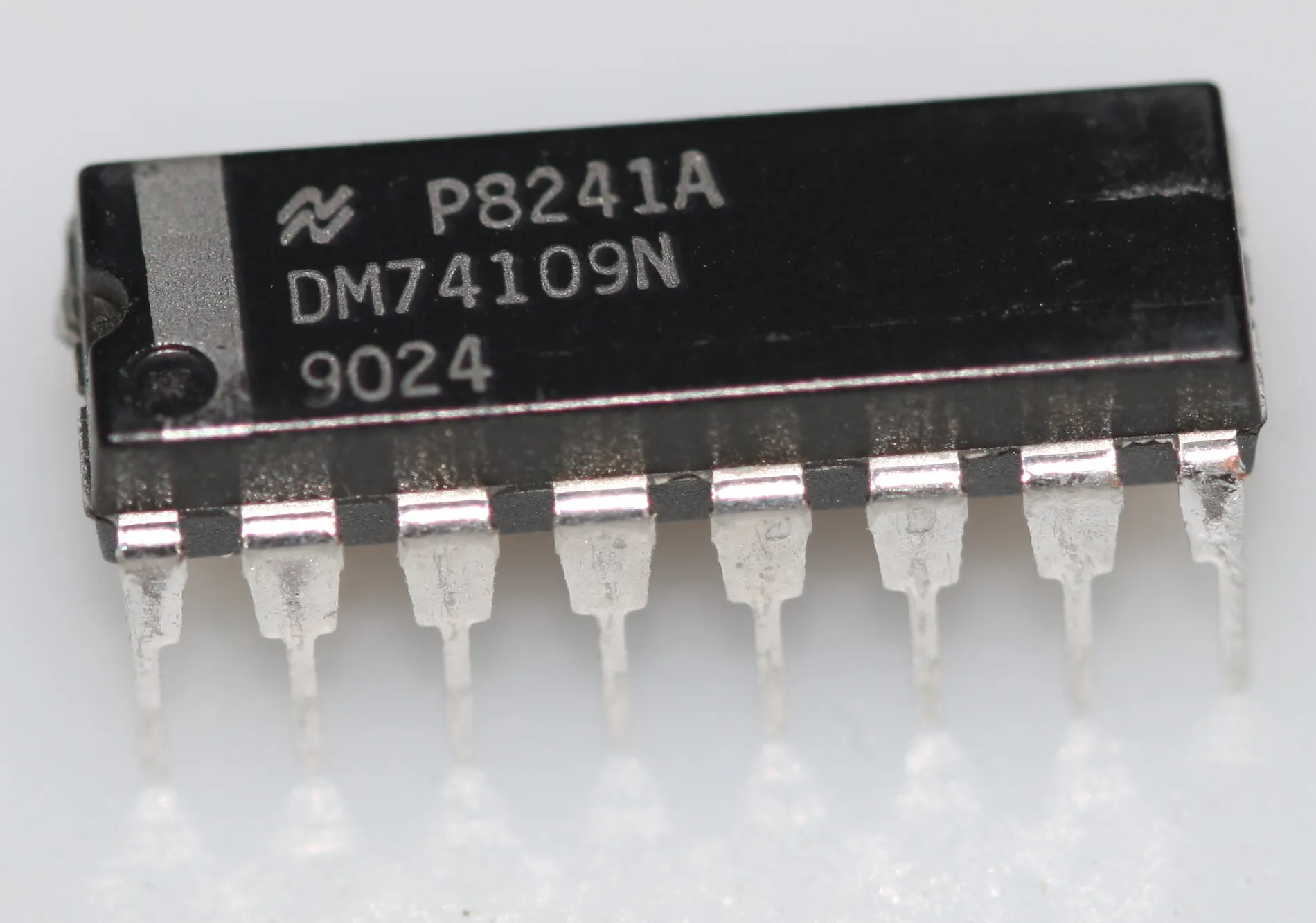 Dual J-Not-K positive-edge-triggered flip-flop with clear and preset DIP-16