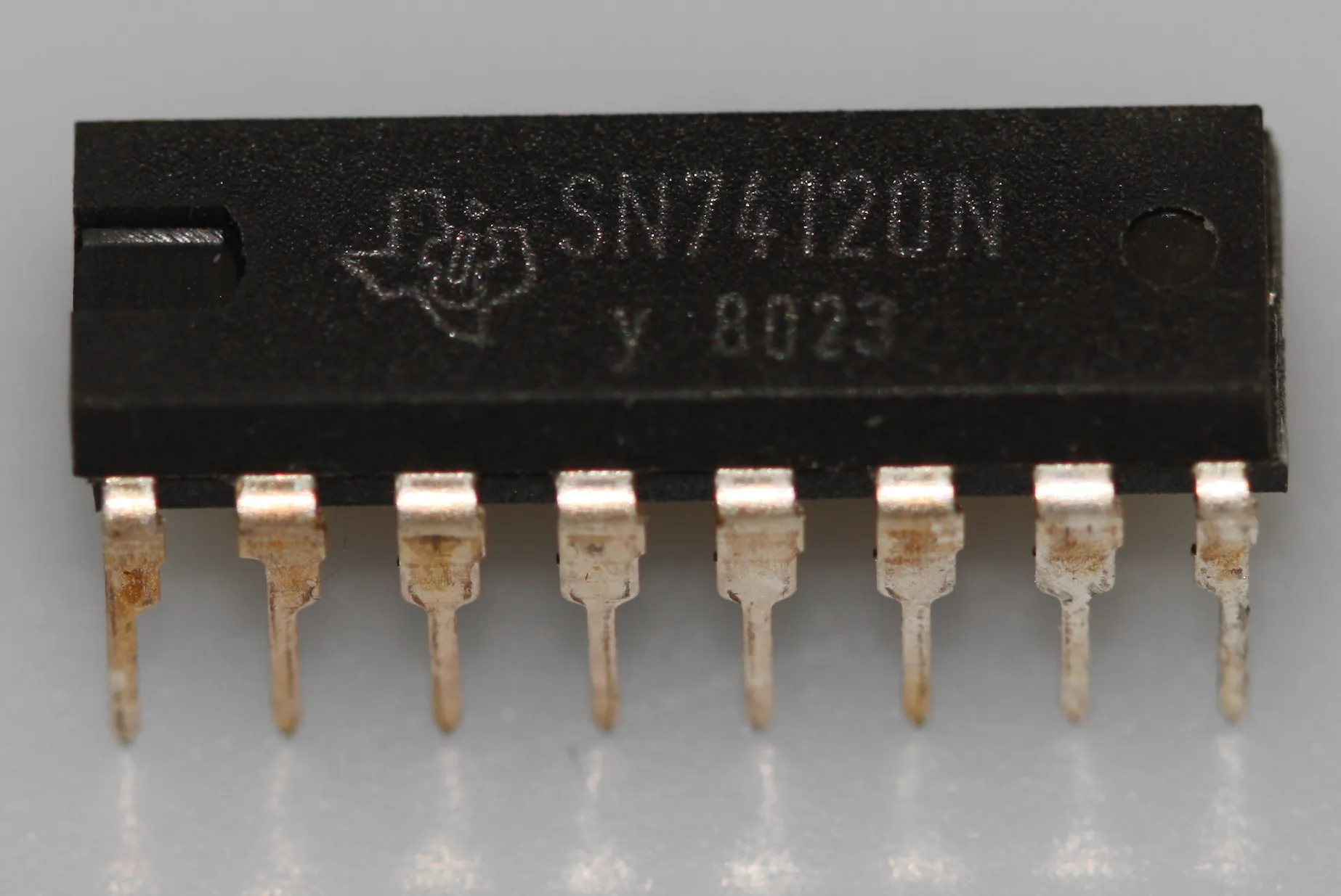 Dual pulse synchronizer/drivers   DIP-16