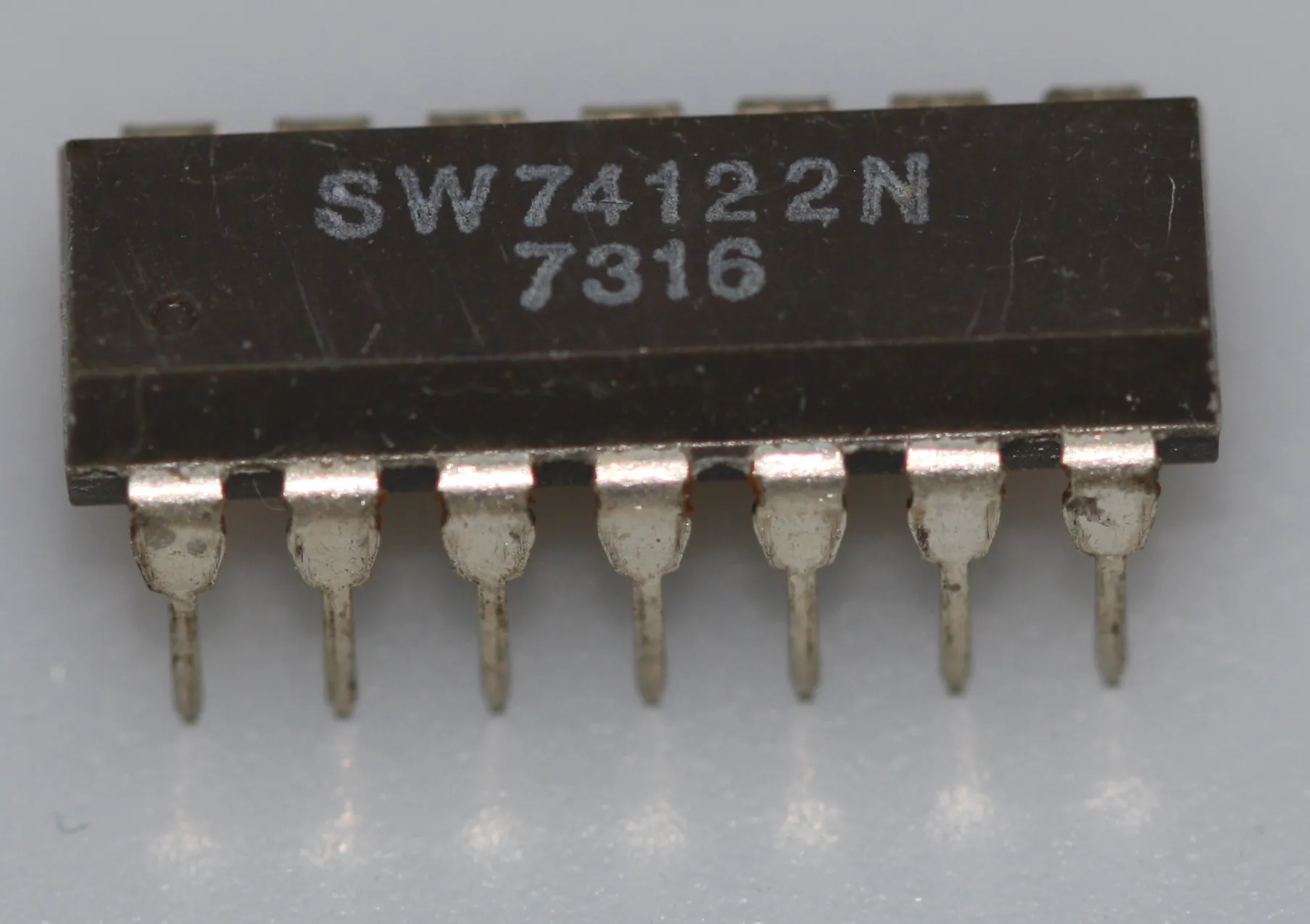 Retriggerable monostable multivibrator with clear DIP-14