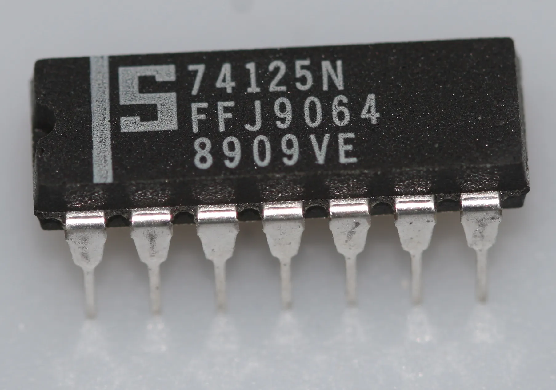 Quad bus buffer with three-state outputs, negative enable DIP-14