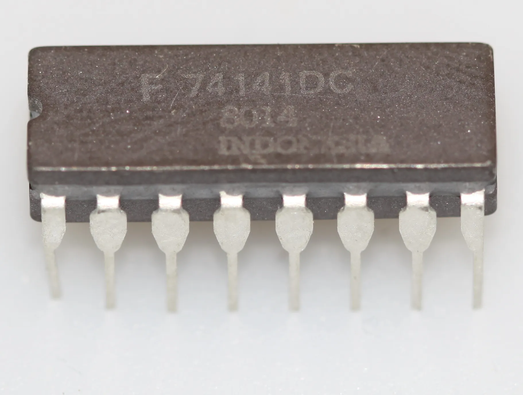 BCD to decimal decoder/driver for cold-cathode indicator/Nixie tube  DIP-16