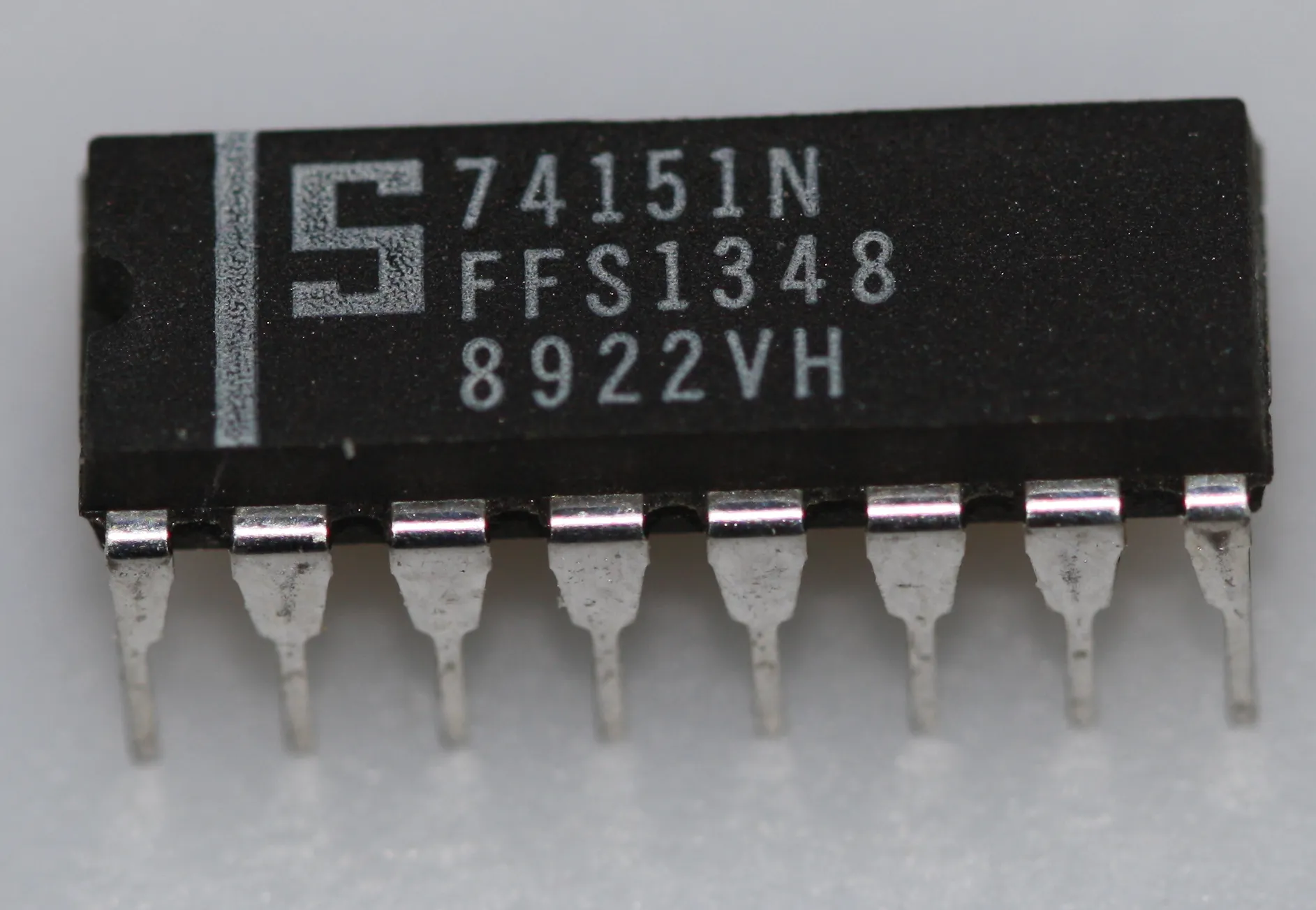 8-line to 1-line data selector/multiplexer DIP-16