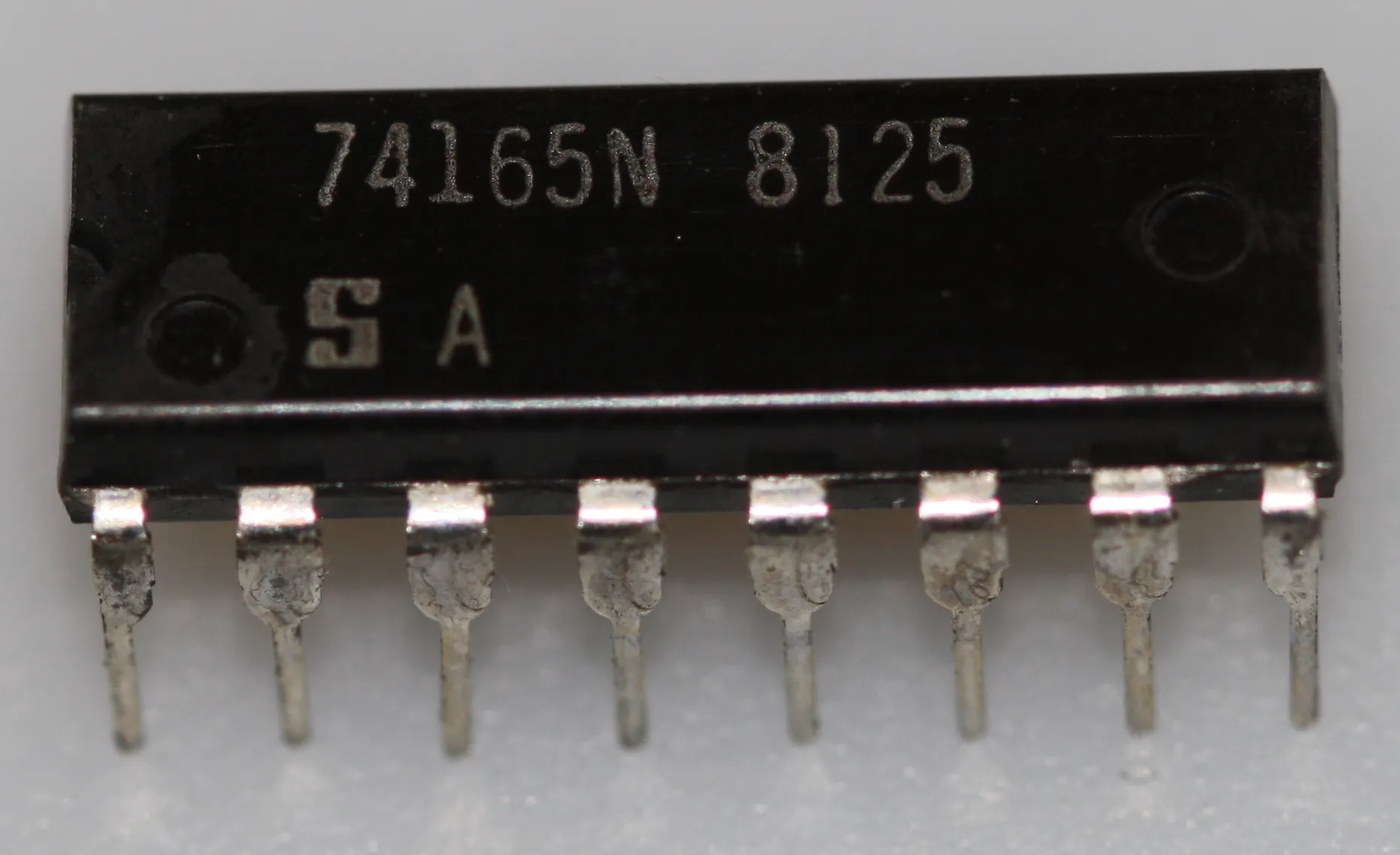 8-bit serial shift register, parallel Load, complementary outputs DIP-16