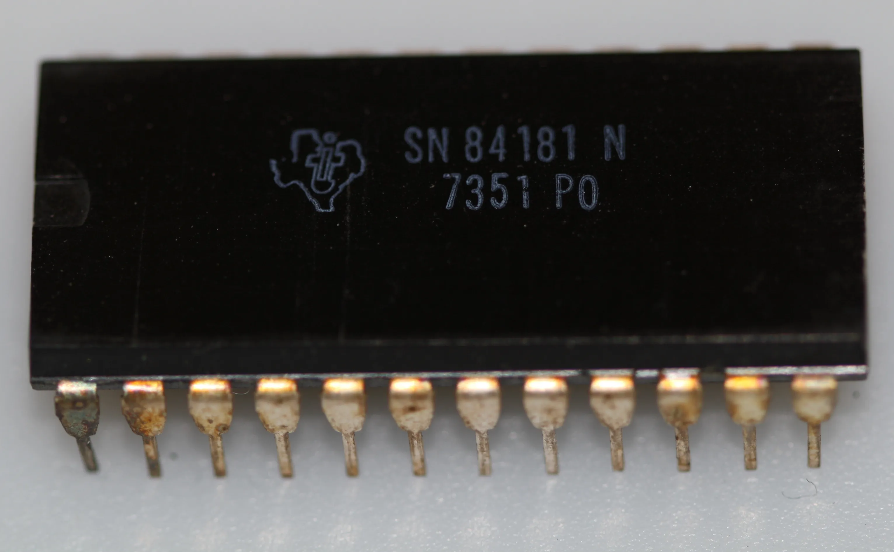 4-bit arithmetic logic unit and function generator DIP-24