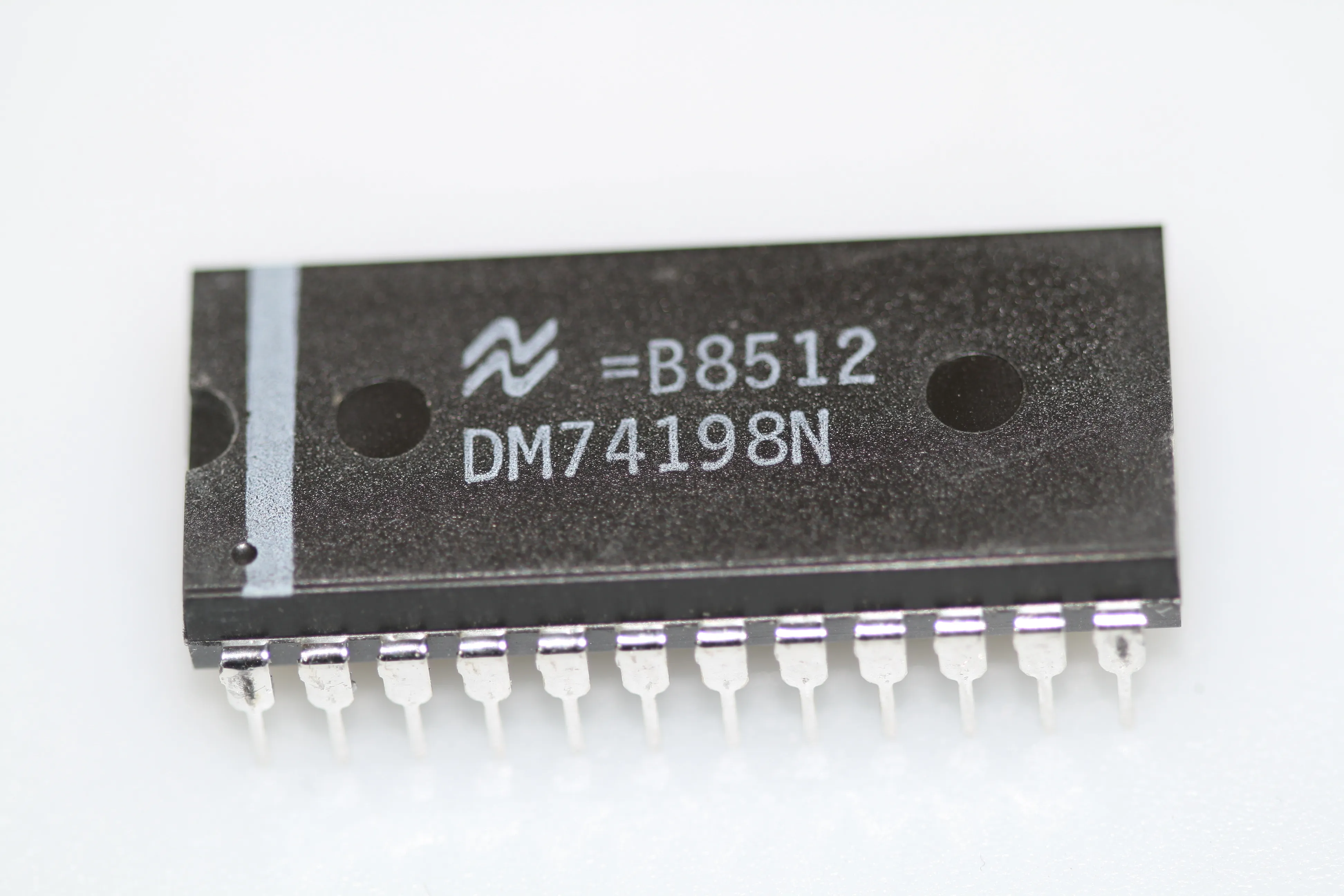 8-bit bidirectional universal shift register DIP-24
