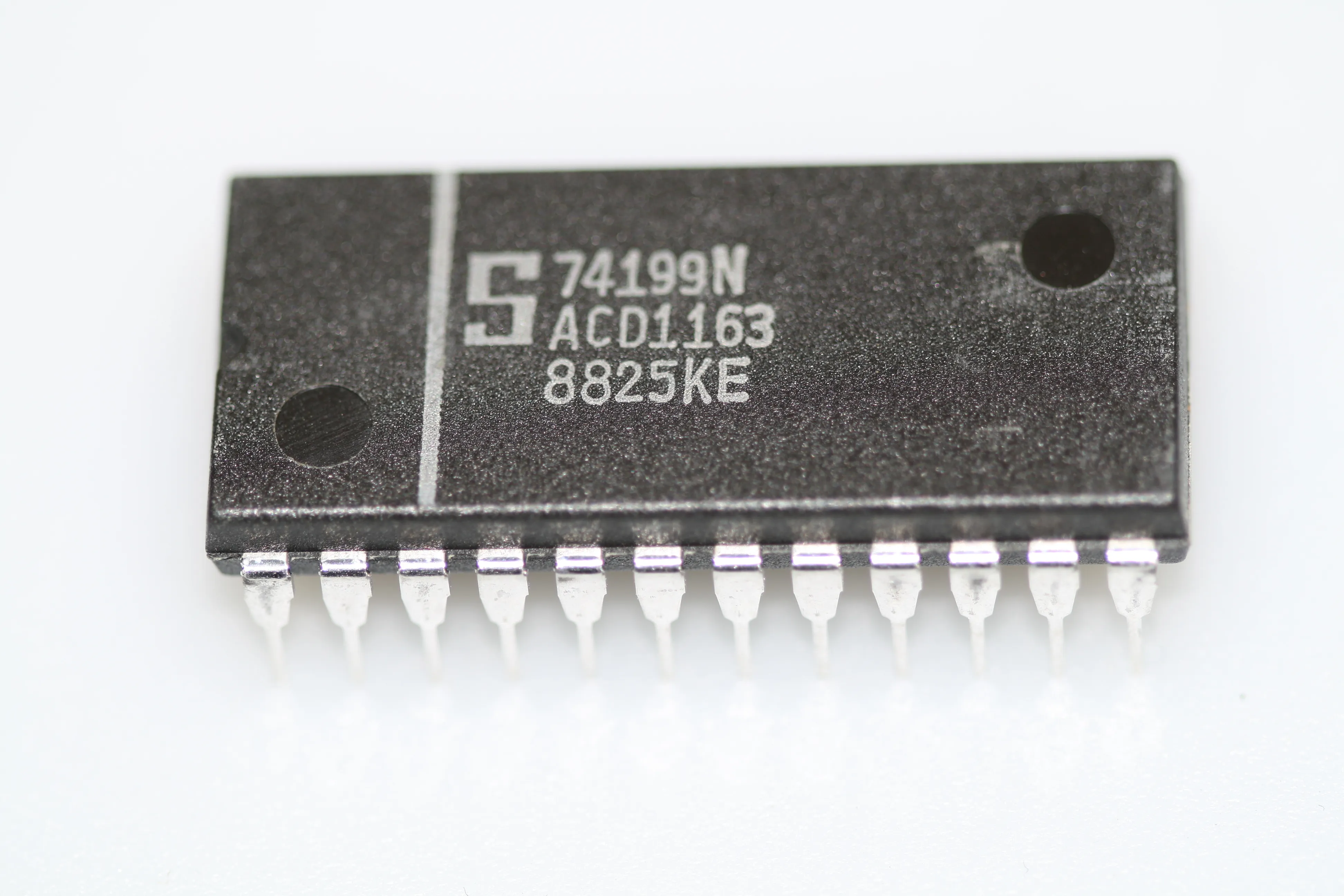 8-bit bidirectional universal shift register with J-Not-K serial inputs DIP-24
