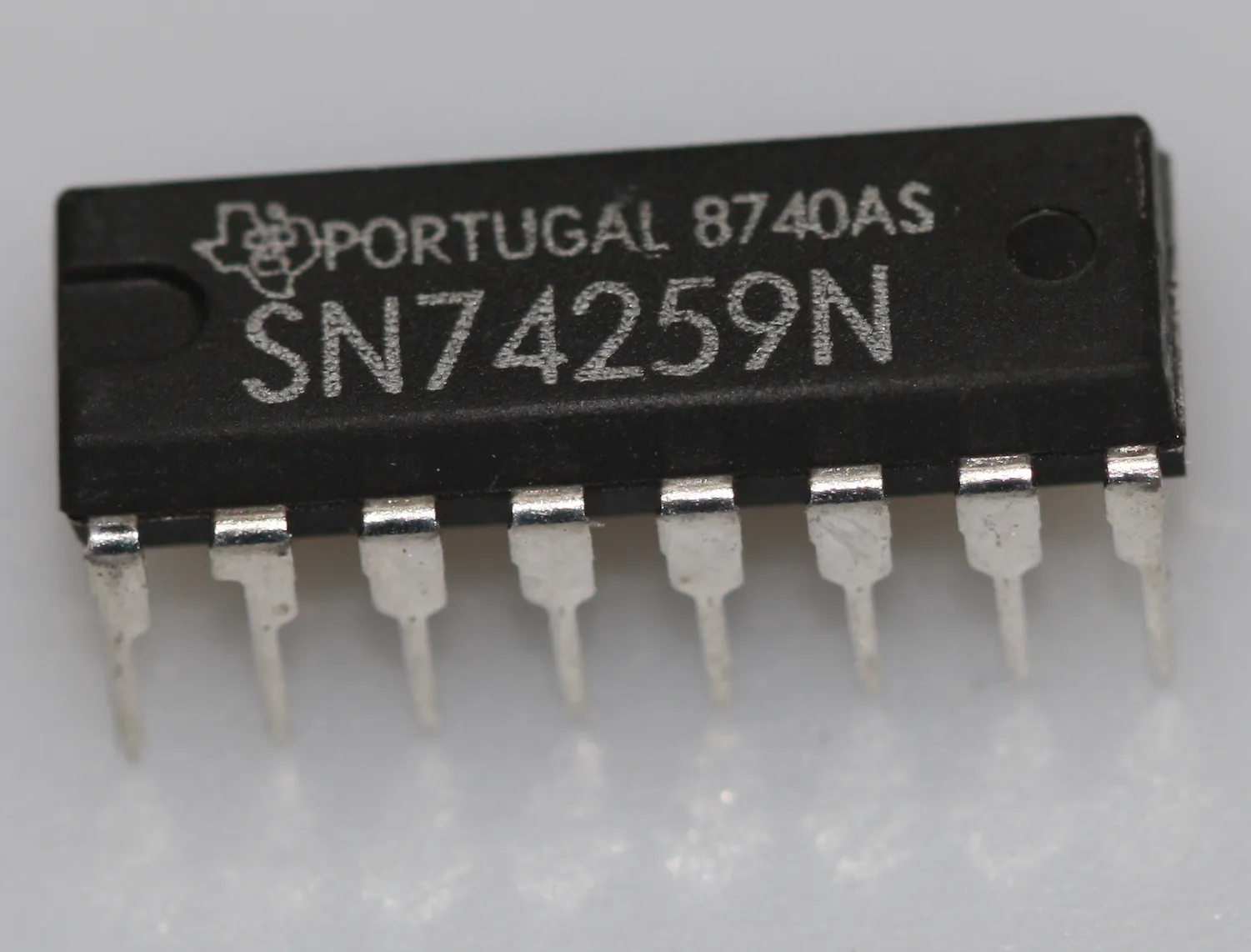 8-bit addressable latch DIP-16