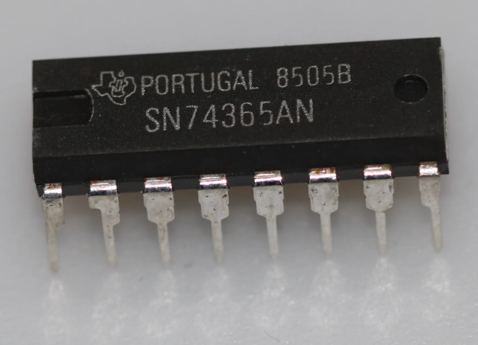 Hex buffer with noninverted three-state outputs DIP-16