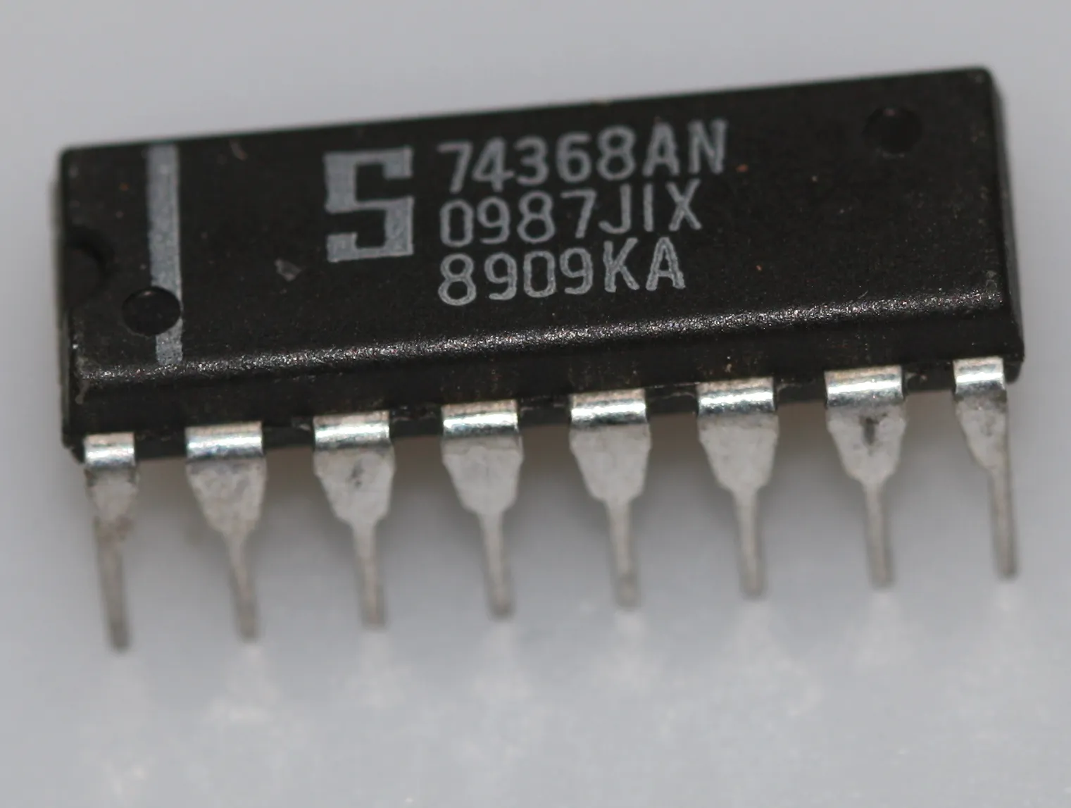Hex buffer with Inverted three-state outputs DIP-16