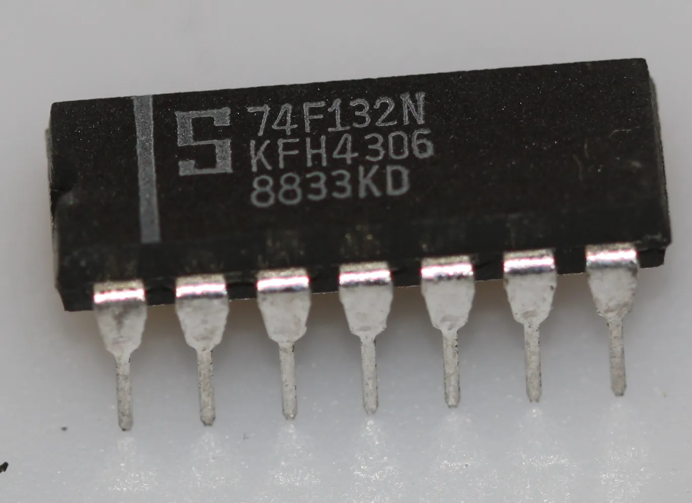 Quad 2-input NAND schmitt trigger DIP-14