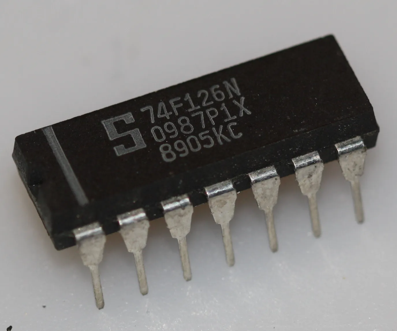 Quad bus buffer with three-state outputs, positive enable DIP-14