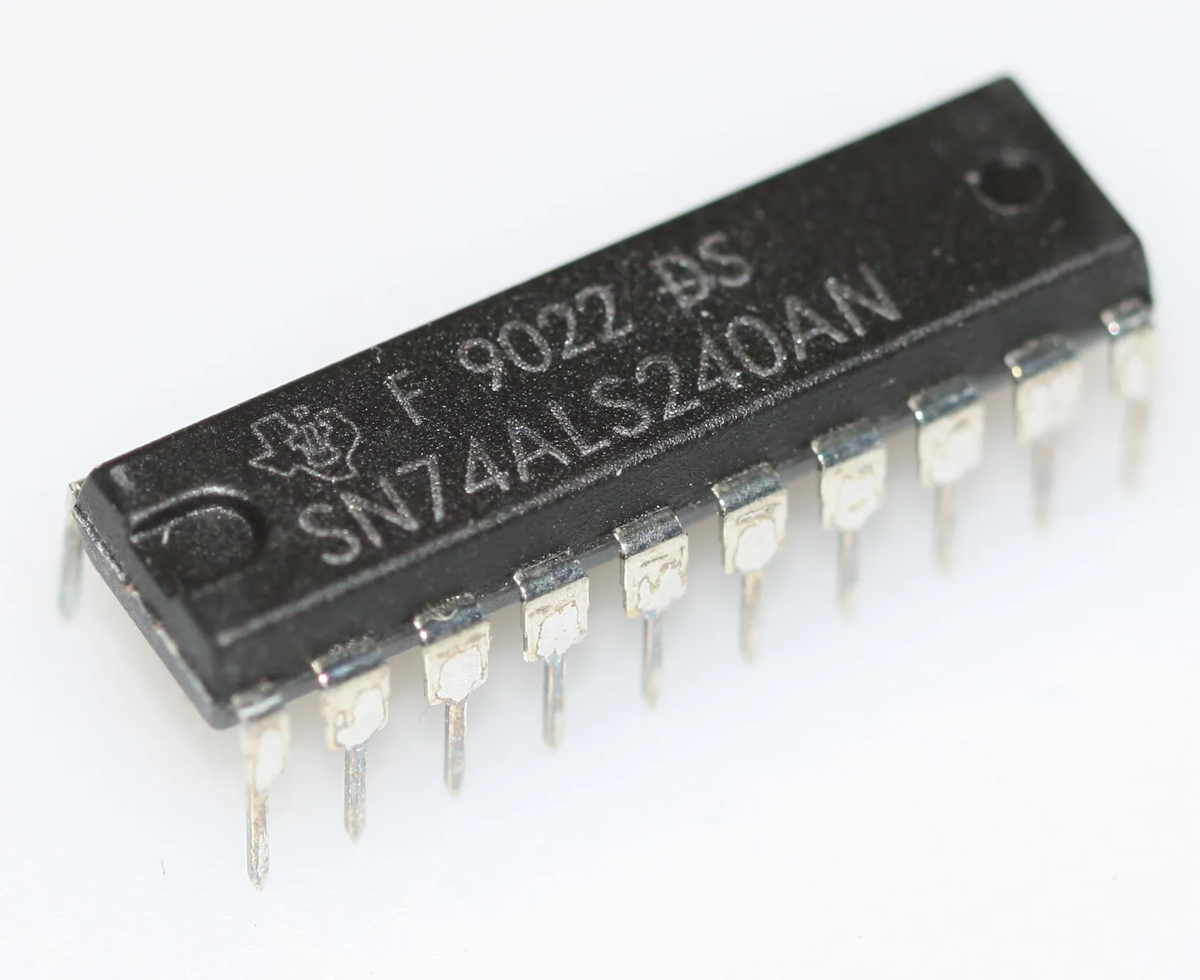 Octal buffer with Inverted three-state outputs DIP-20