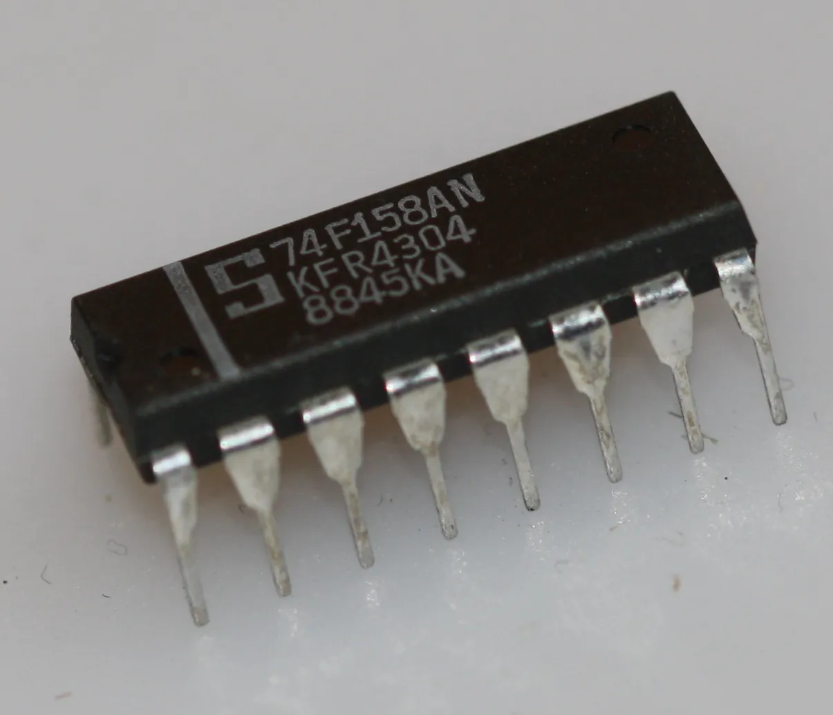Quad 2-line to 1-line data selector/multiplexer DIP-16