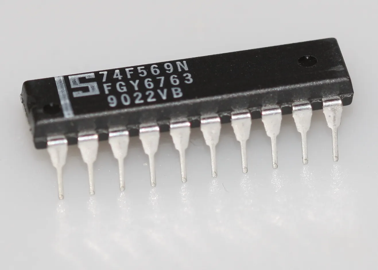 Binary up/down counter with three-state out DIP-20