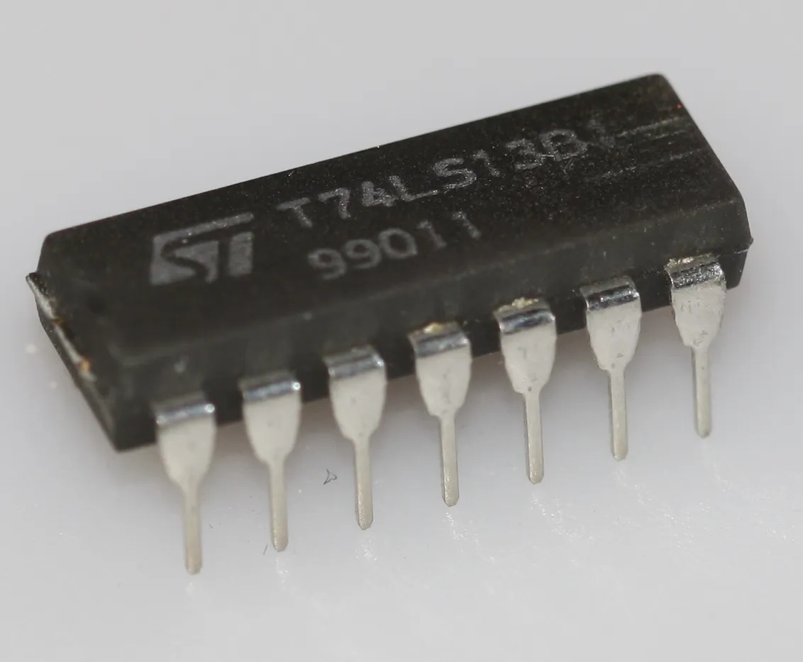 Dual Schmitt trigger 4-input NAND gate DIP-14