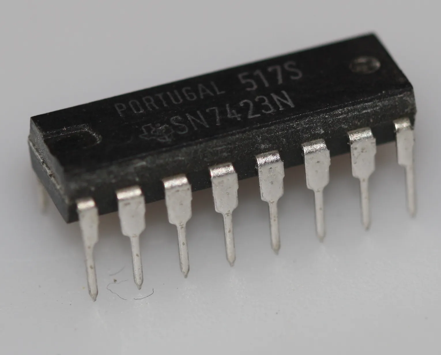 Expandable dual 4-input NOR gate with strobe DIP-16