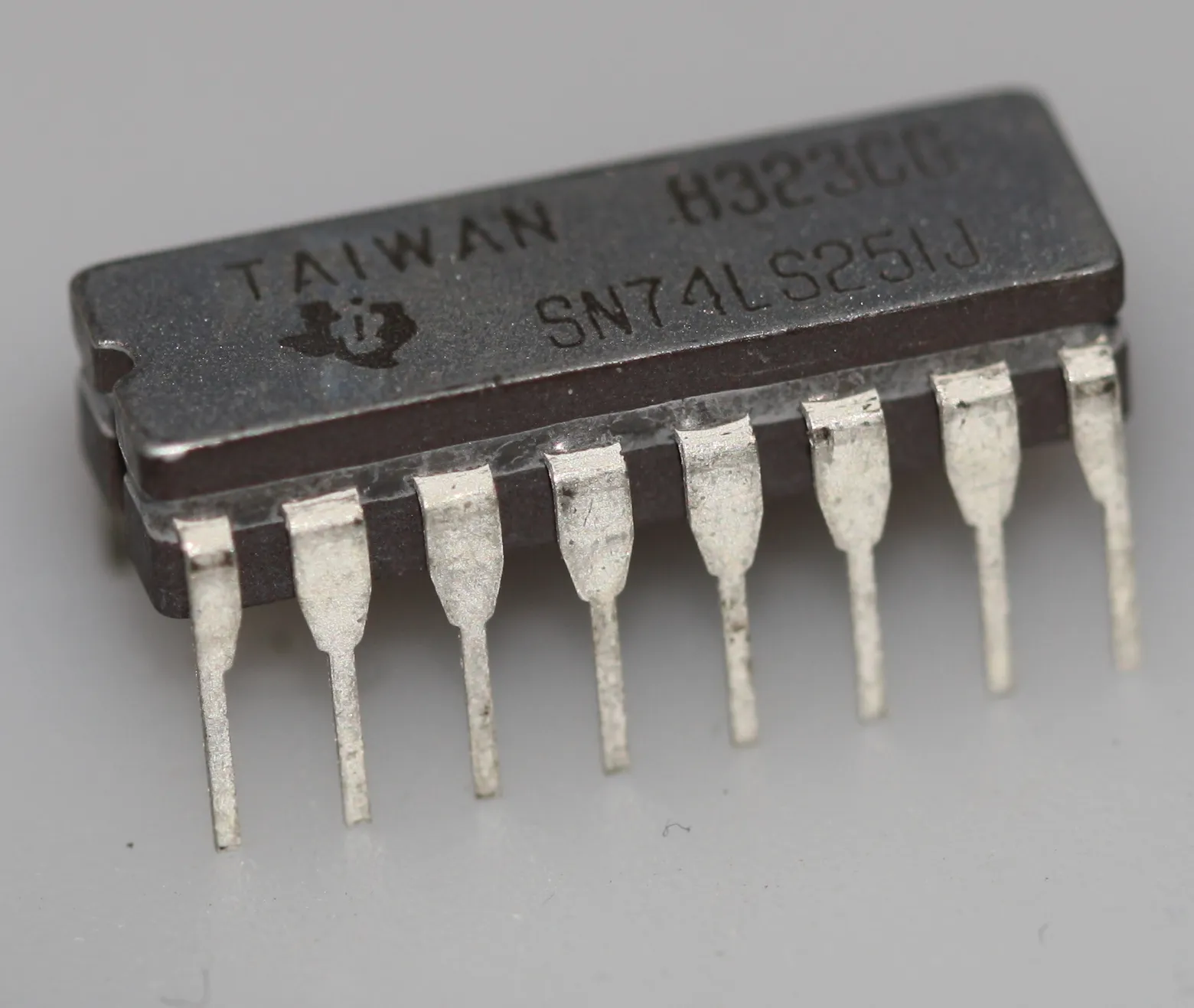 Dual 4-input NOR gate with strobe DIP-16