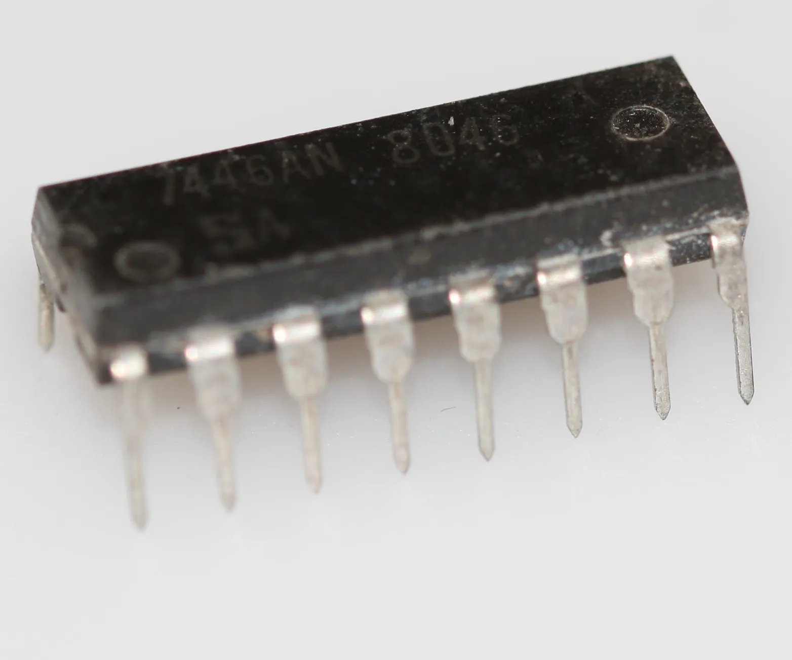BCD to seven-segment display decoder/driver DIP-16