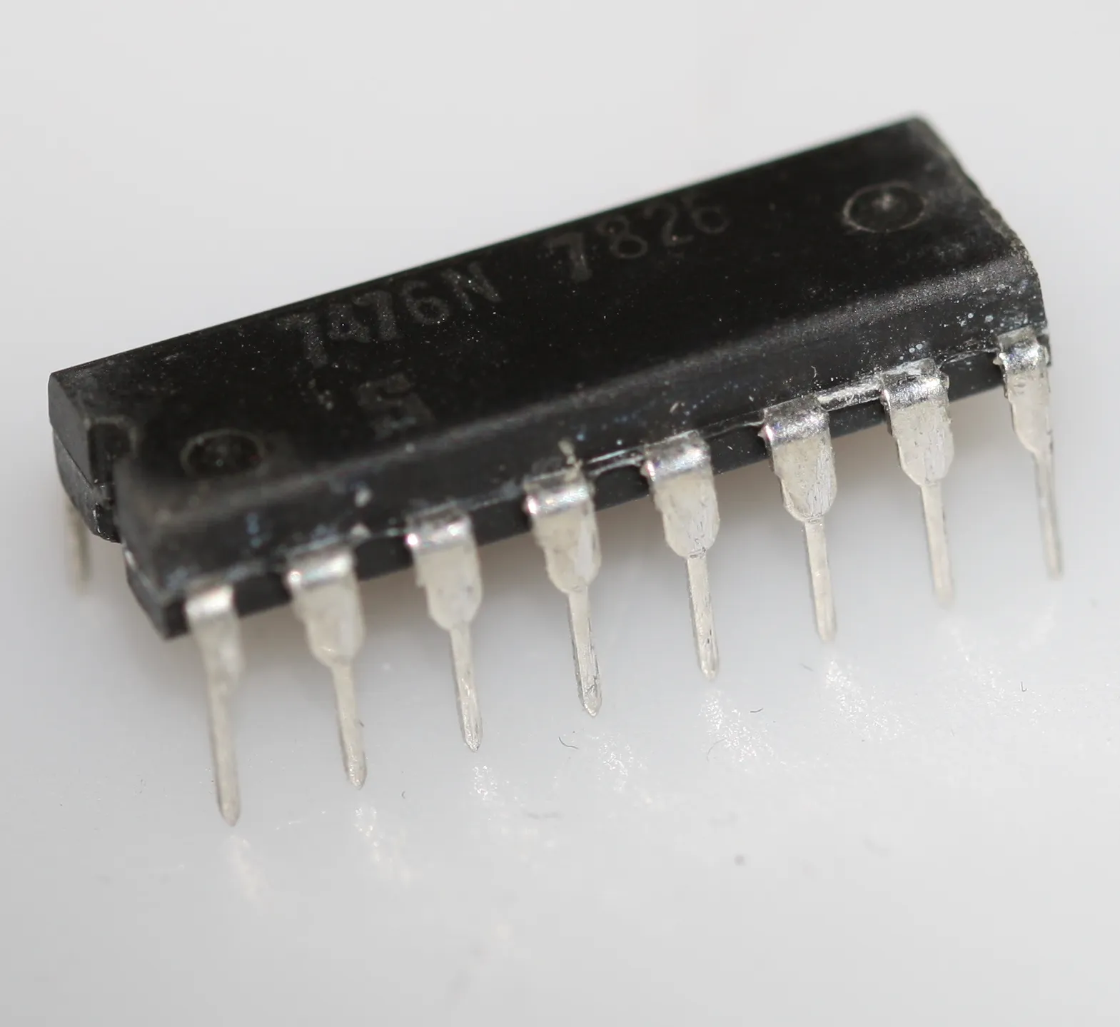 Dual J-K flip-flop with preset and clear DIP-16