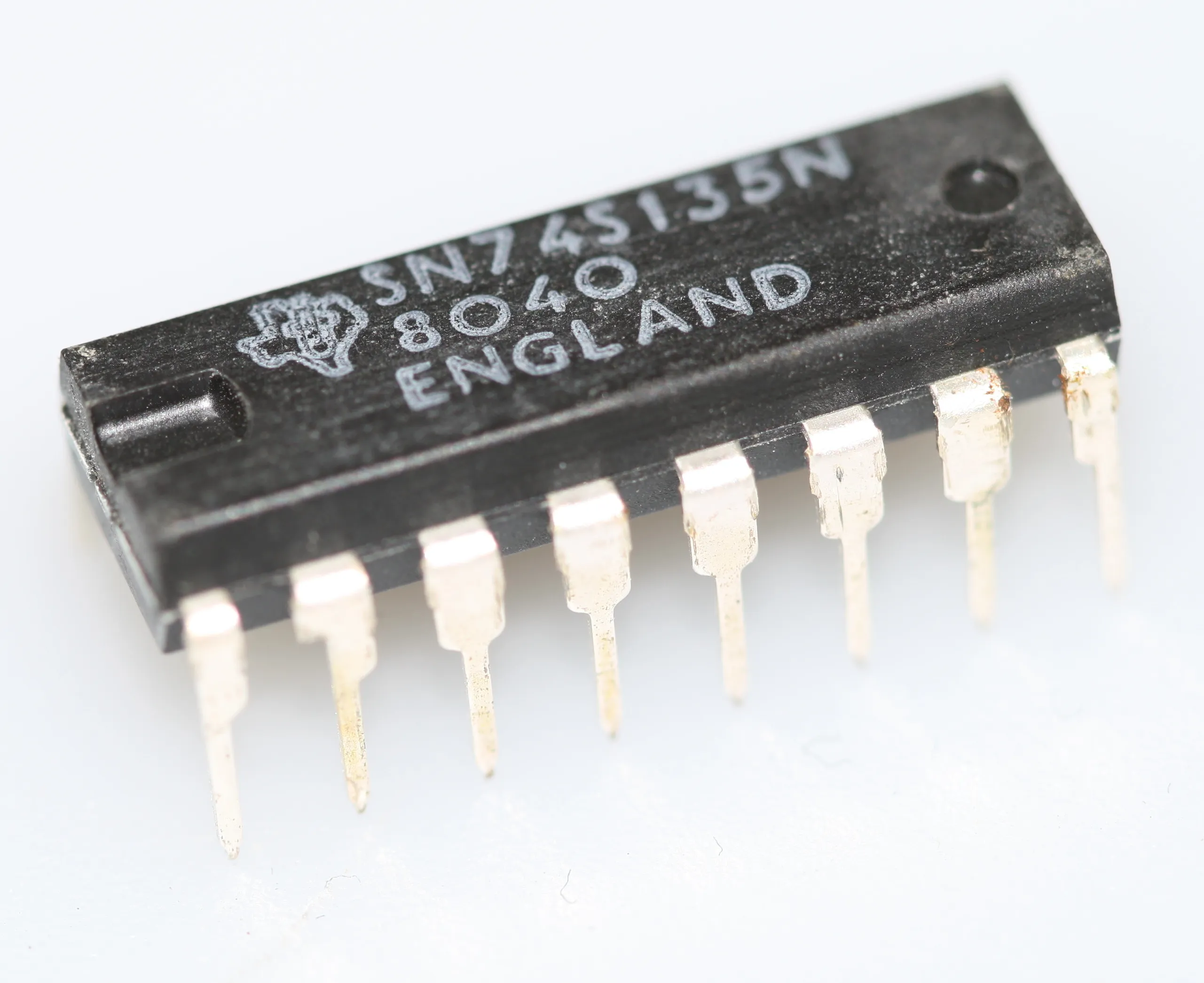 Quad exclusive-or/NOR gate DIP-16