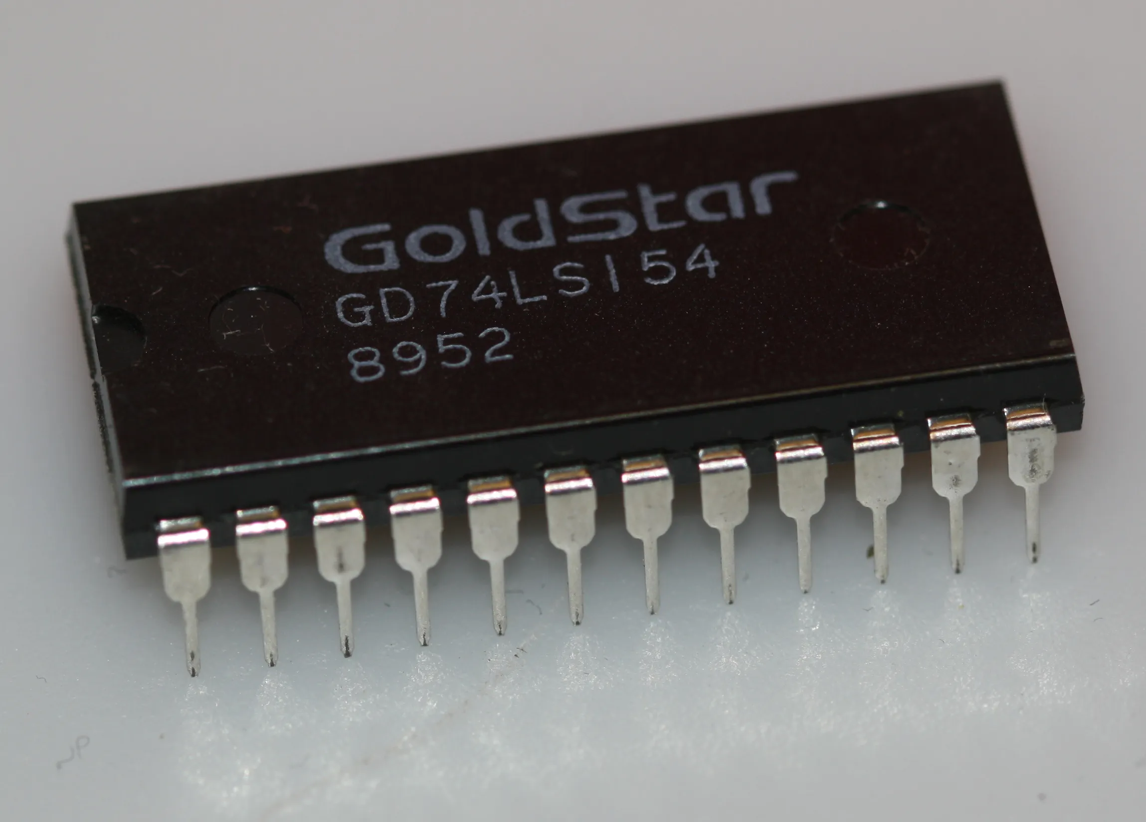 4-line to 16-line decoder/demultiplexer DIP-24