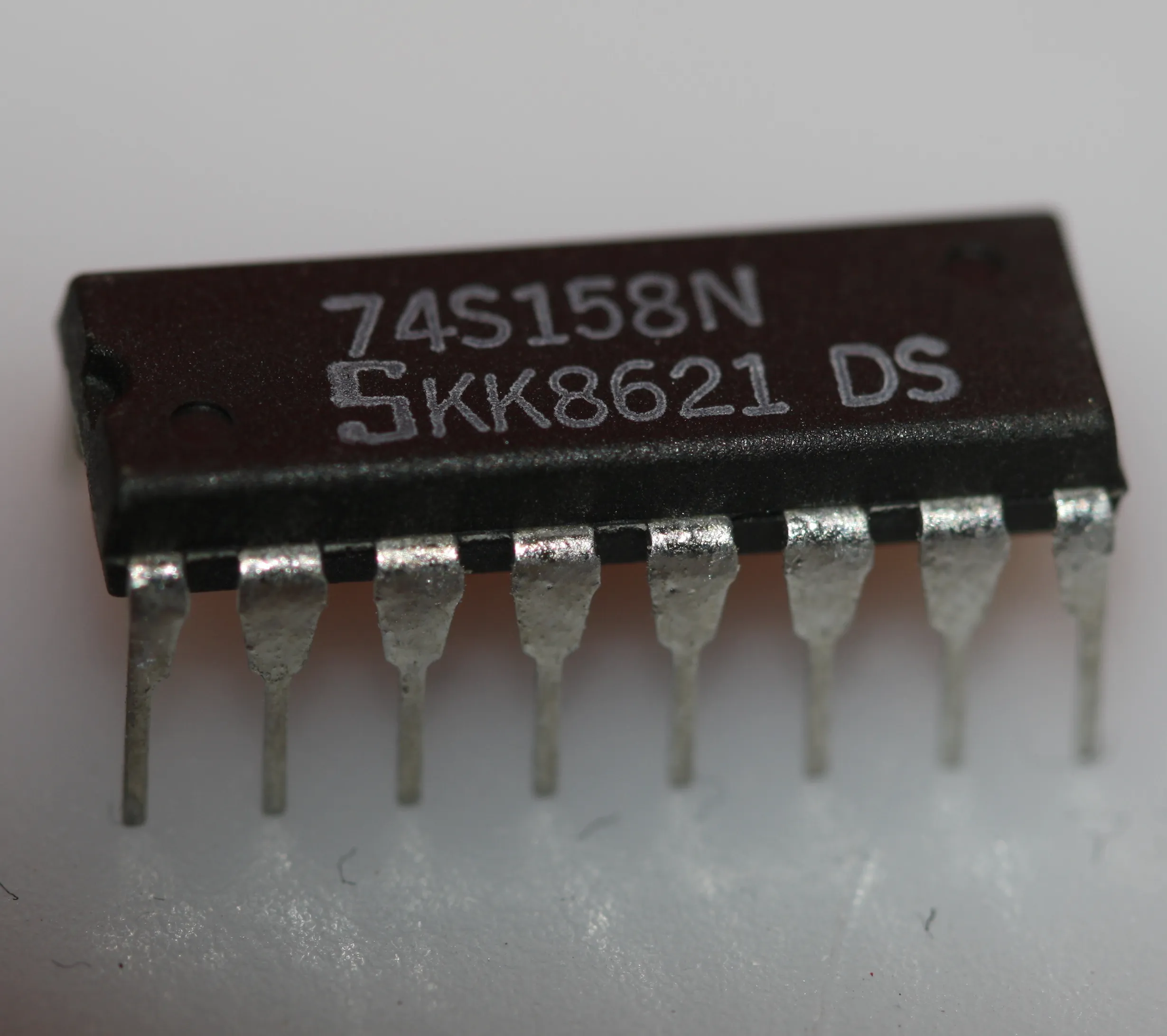 Quad 2-line to 1-line data selector/multiplexer DIP-16