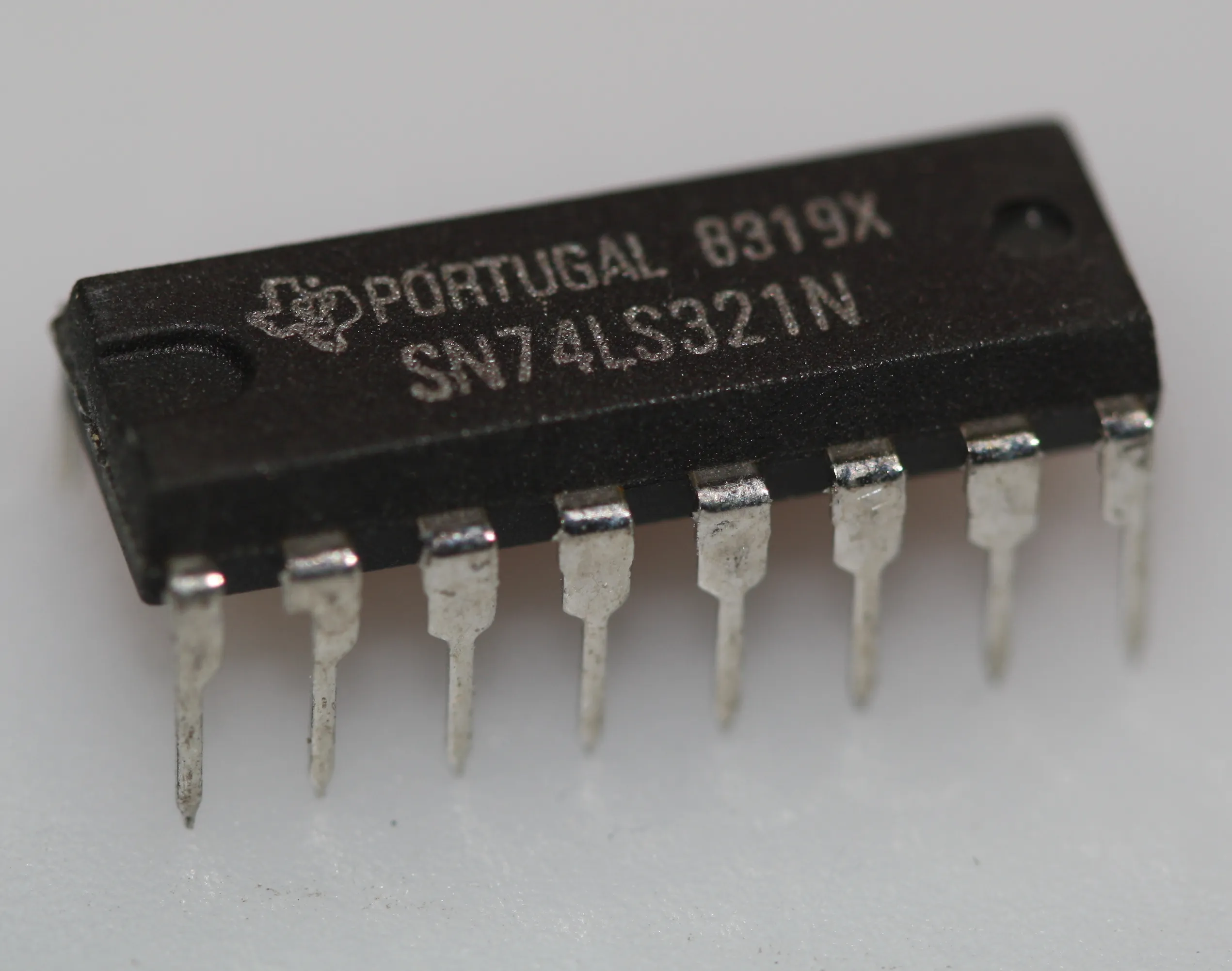Crystal-controlled oscillators with F/2 and F/4 DIP-16