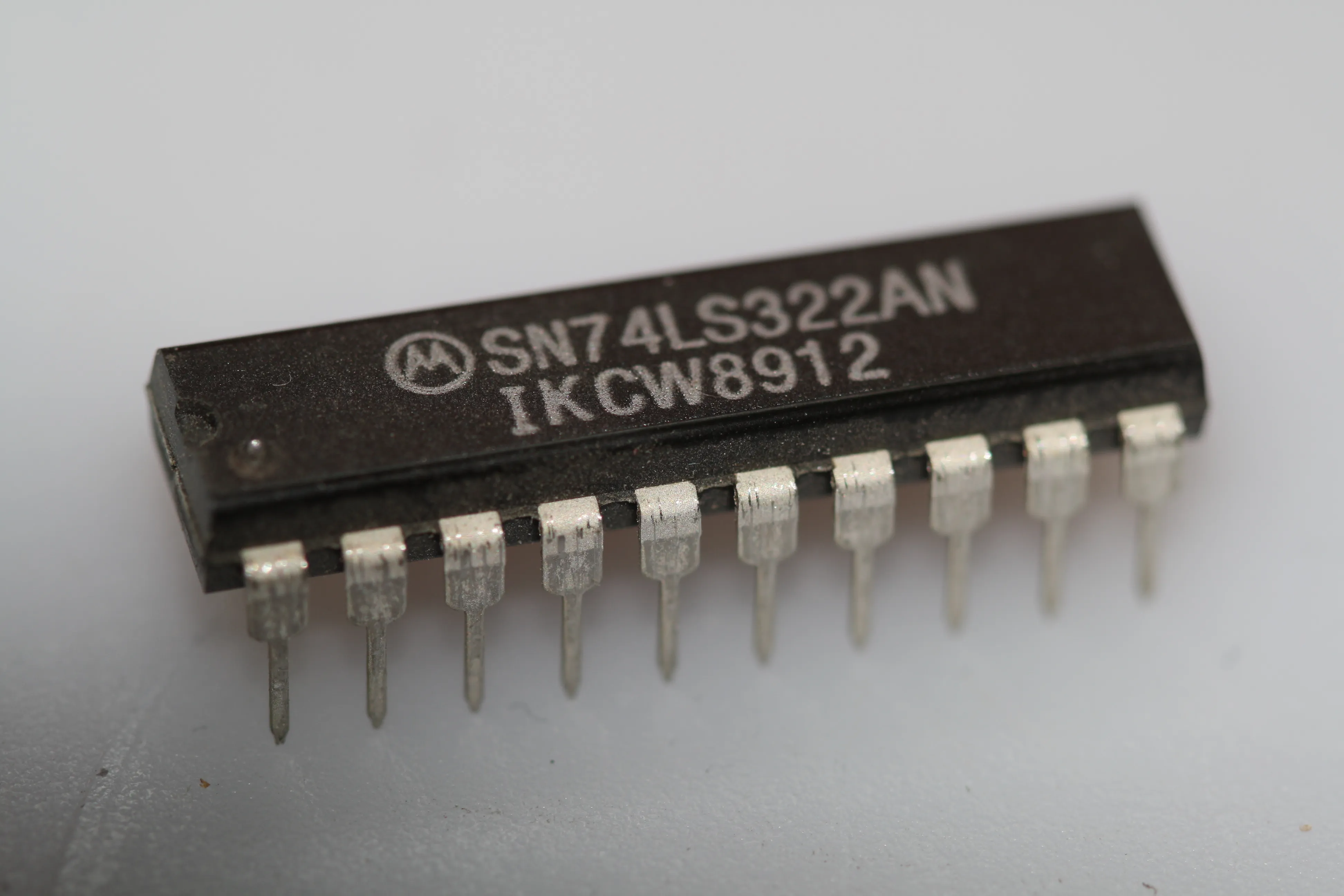 8-bit shift register with sign extend, three-state out DIP-20