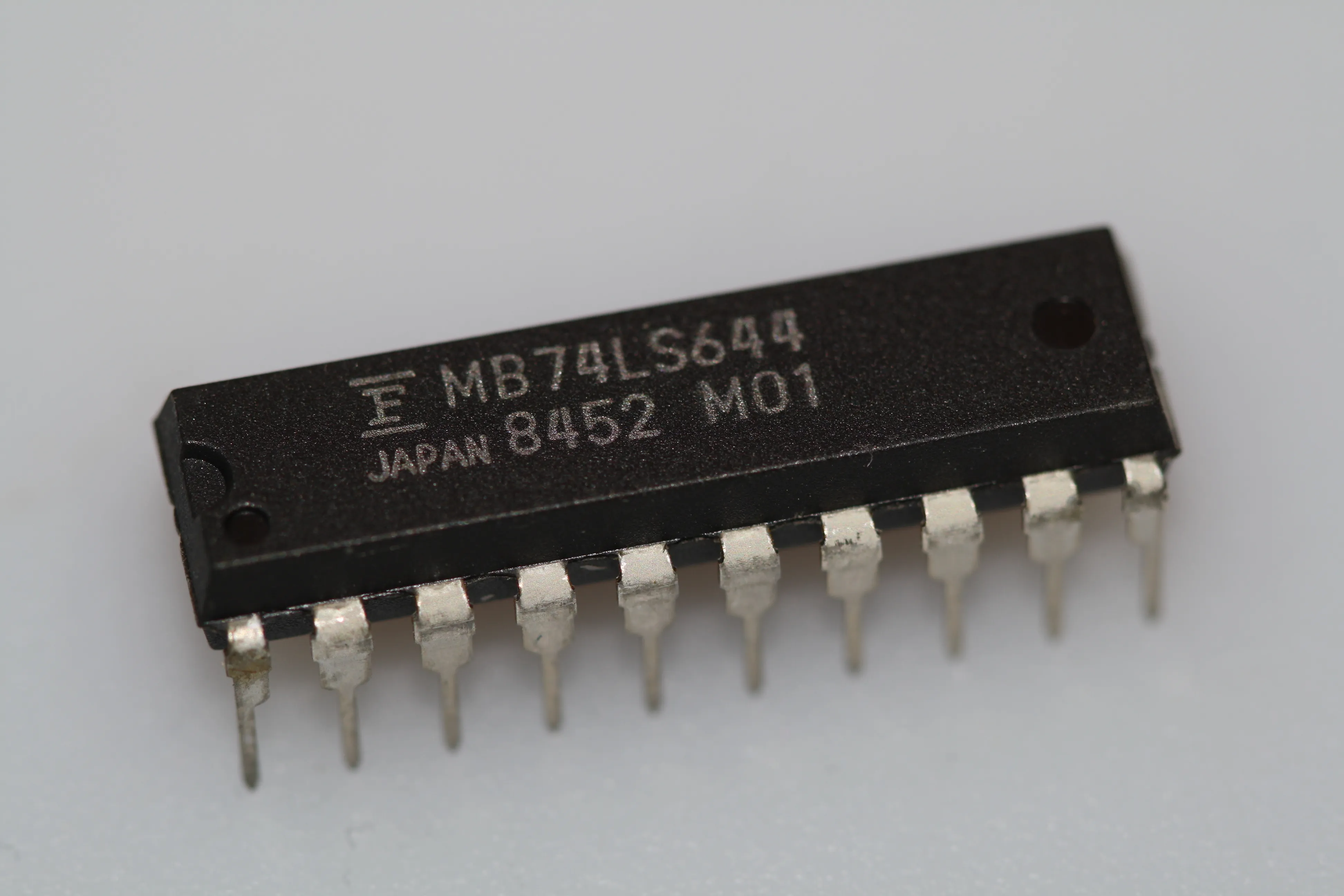 Octal bus transceiver with mix of inverting DIP-20