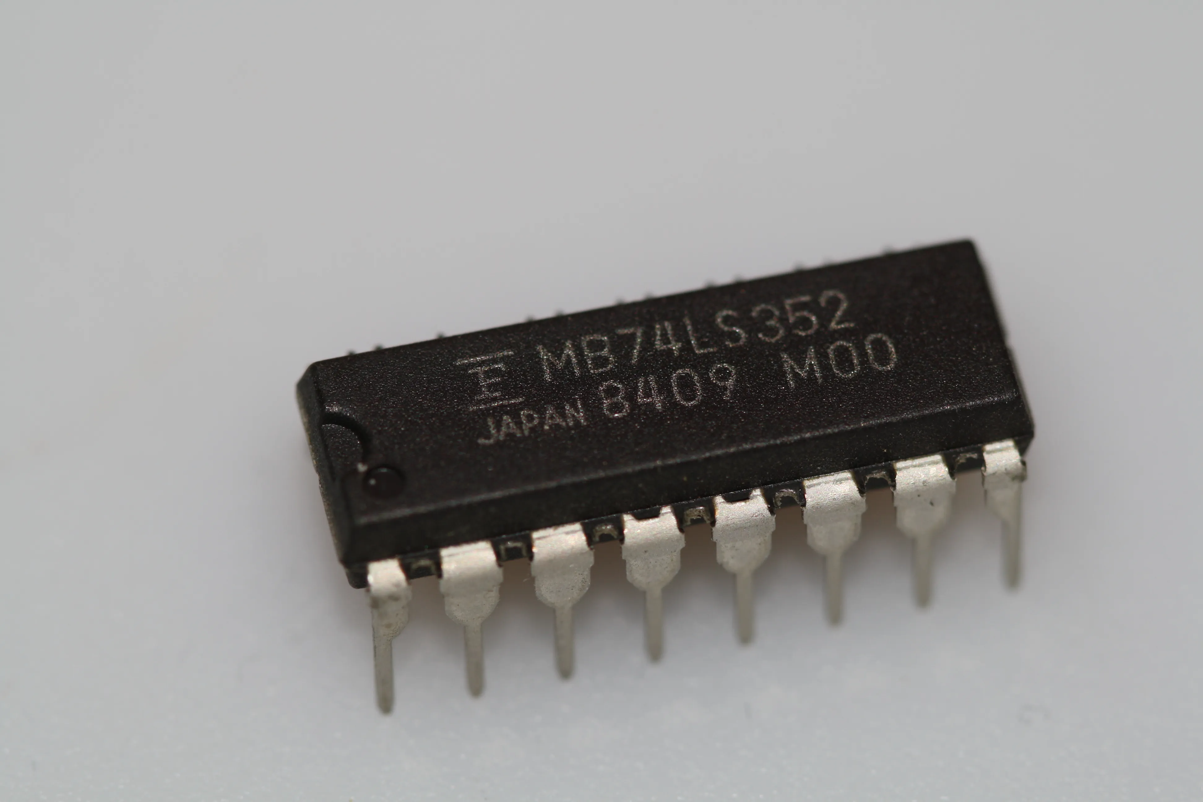Dual 4-line to 1-line data selectors/multiplexers DIP-16