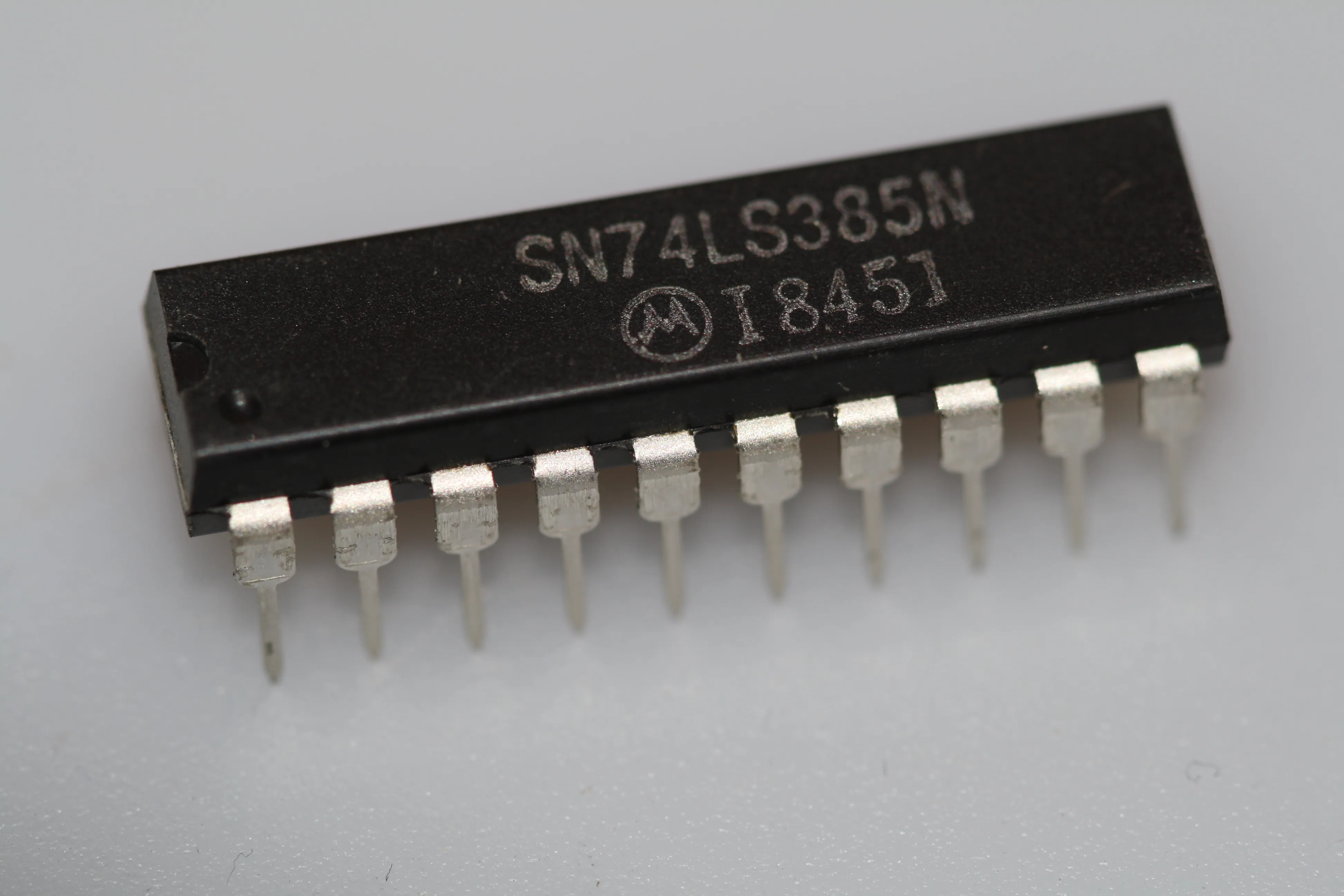 Quad 4-bit adder/subtractor DIP-20