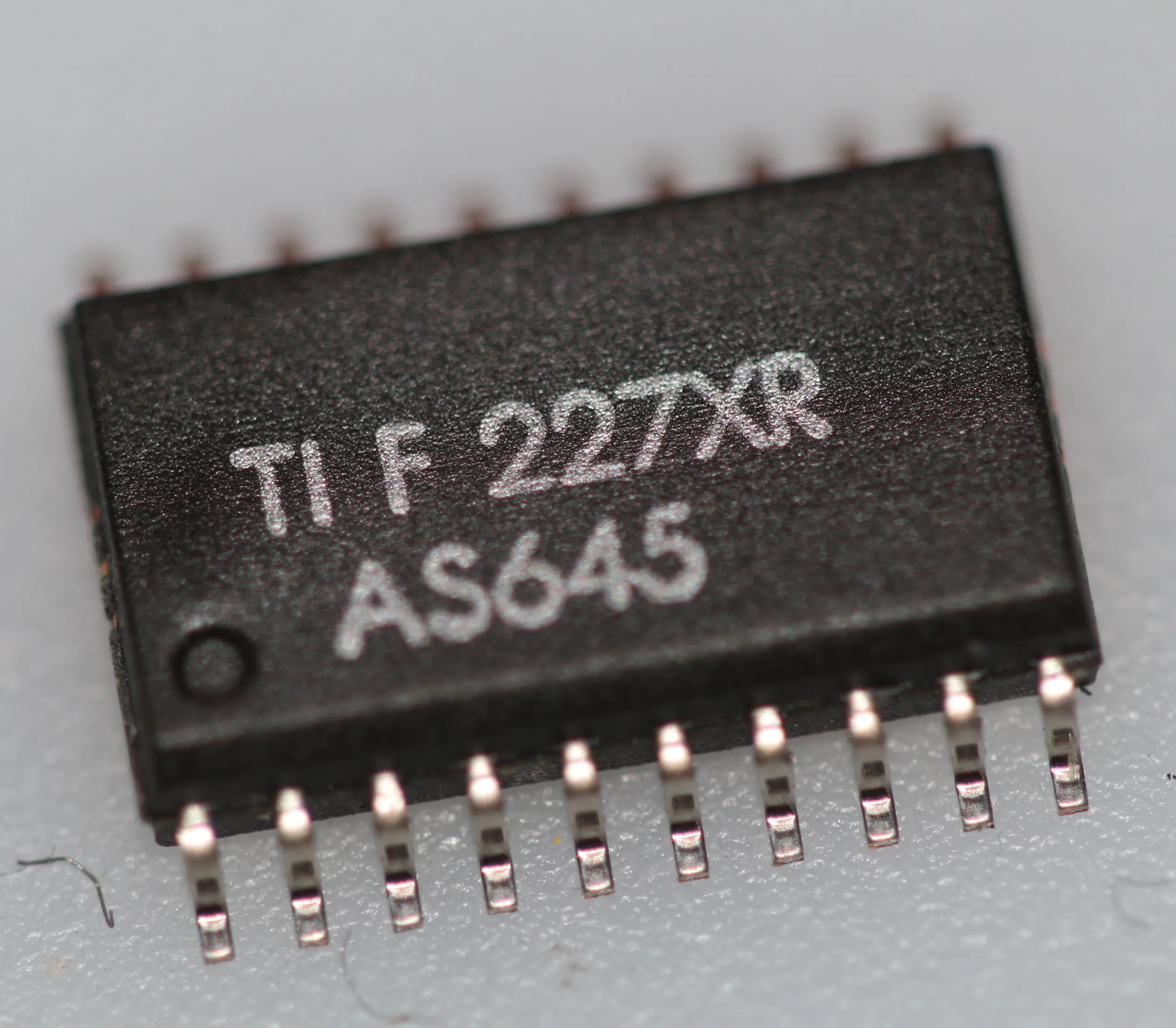 Octal bus transceiver SO-20