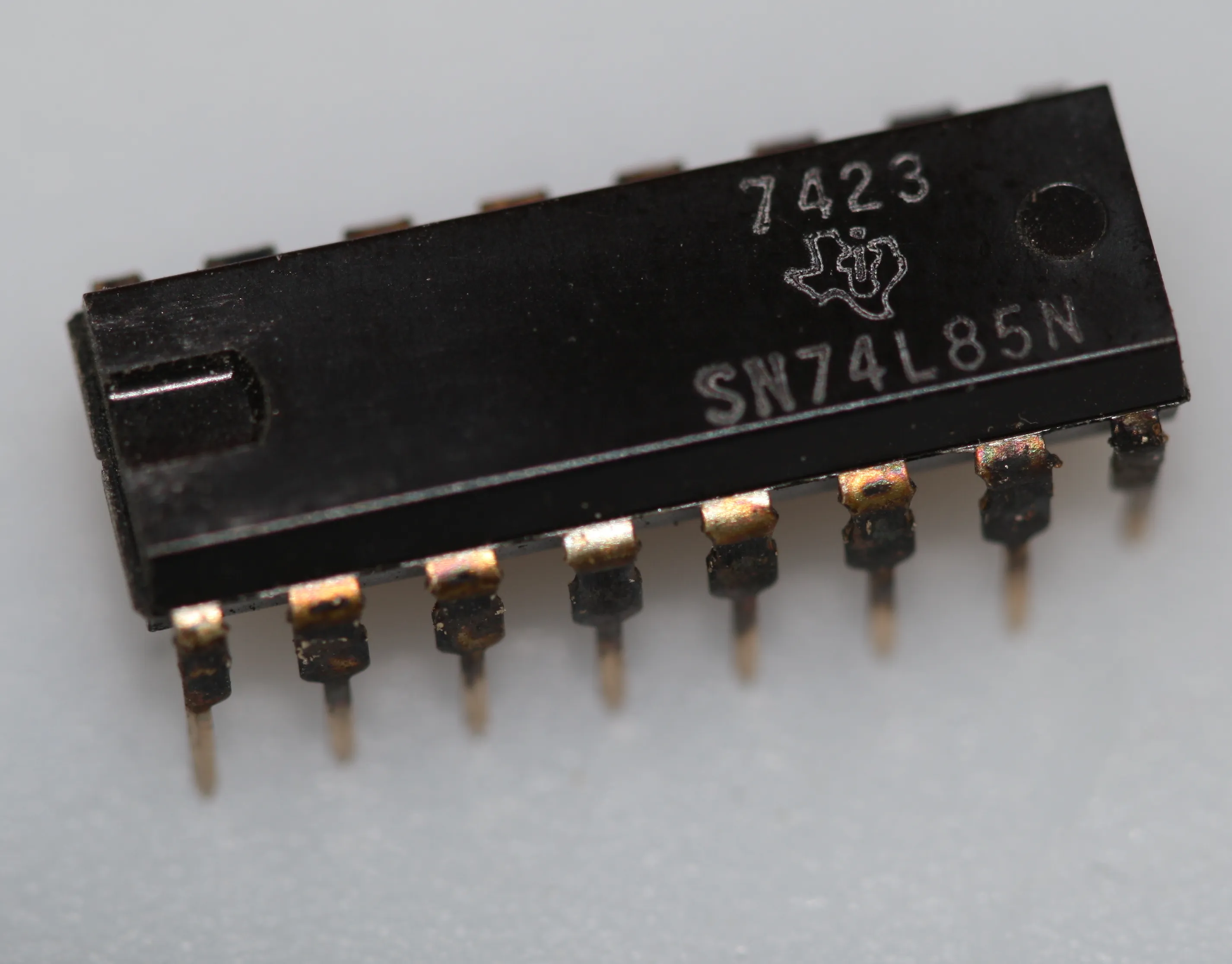 4-bit magnitude comparator DIP-16
