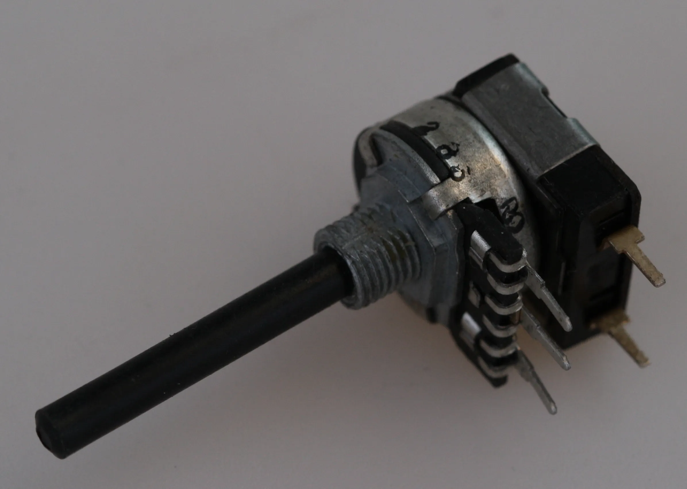 Potentiometer 16/4 Mono LOG 470K m/afbryder