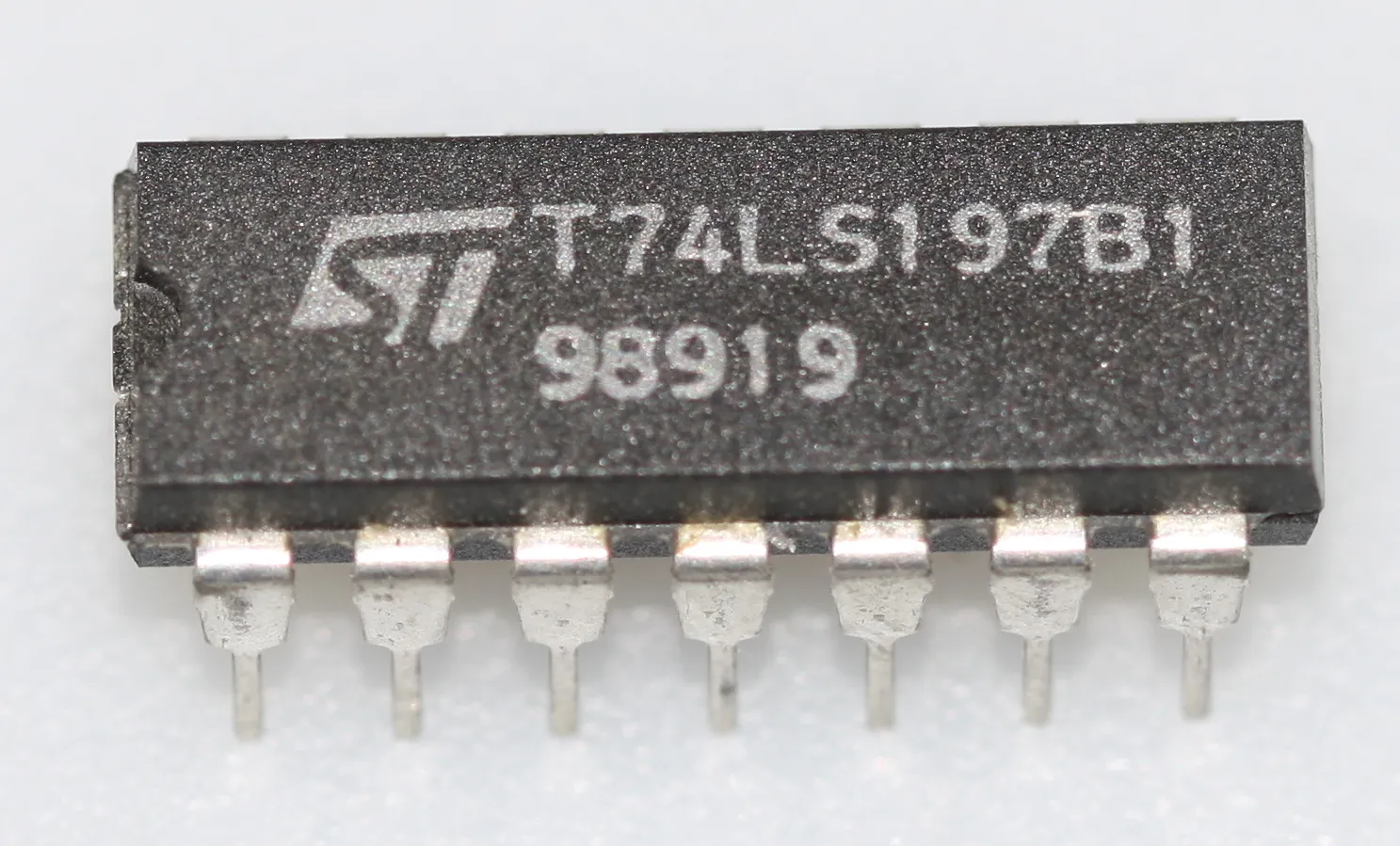 [131713] presettable binary counter/latch DIP-14