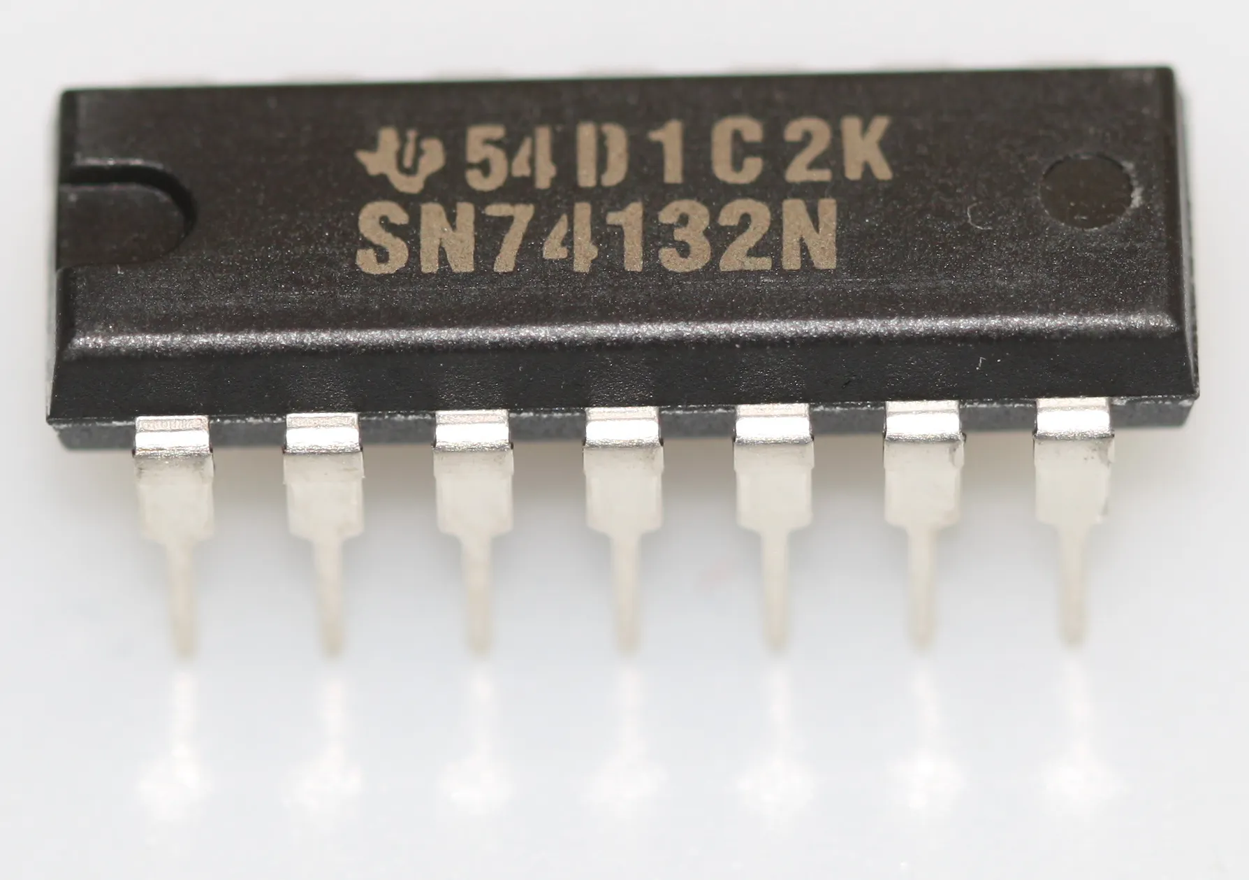 [131788] Quad 2-input NAND schmitt trigger DIP-14