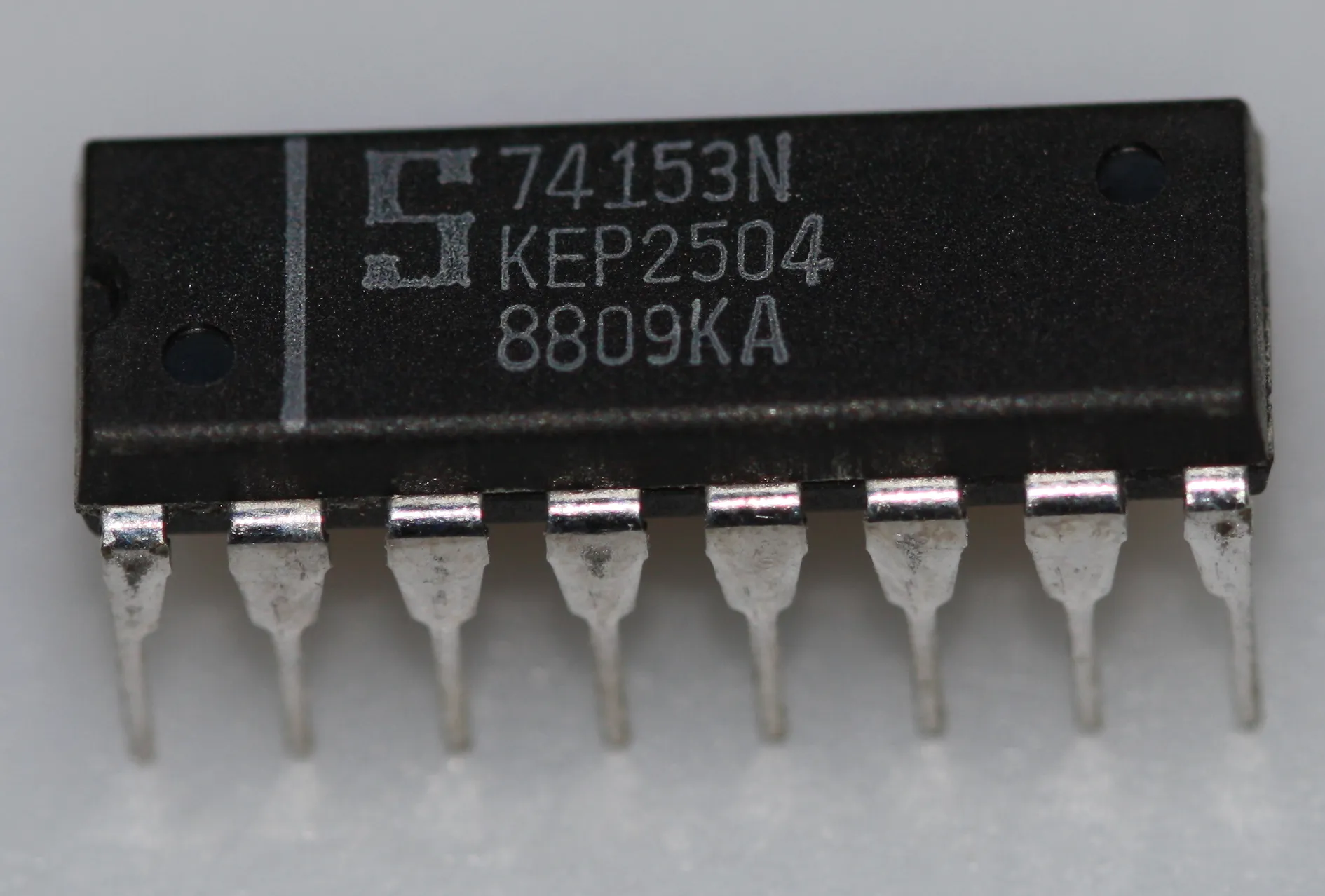 [131844] Dual 4-line to 1-line data selector/multiplexer DIP-16