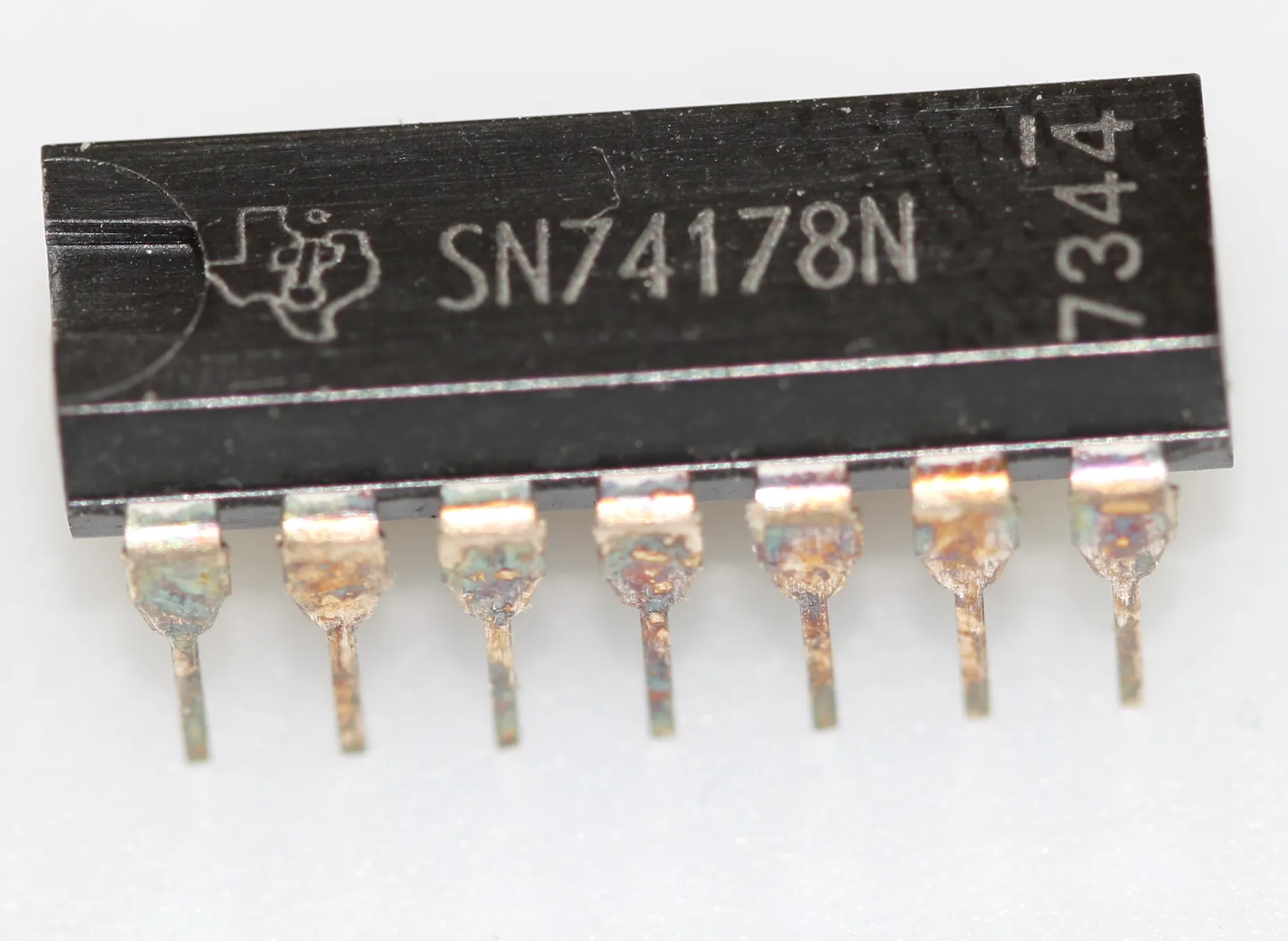 [131860] 4-bit parallel-access shift register DIP-14