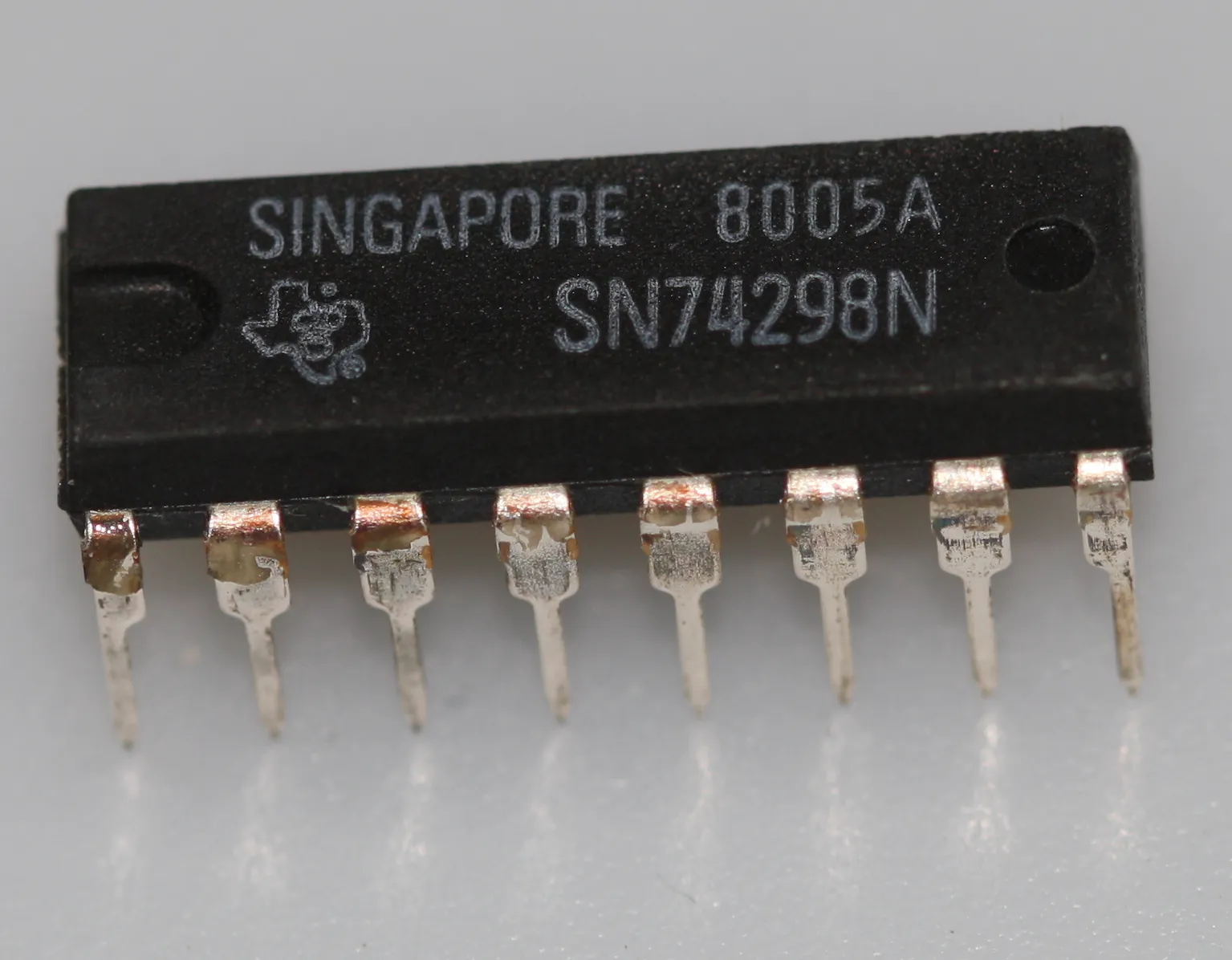 [131905] Quad 2-input multiplexer with storage DIP-16