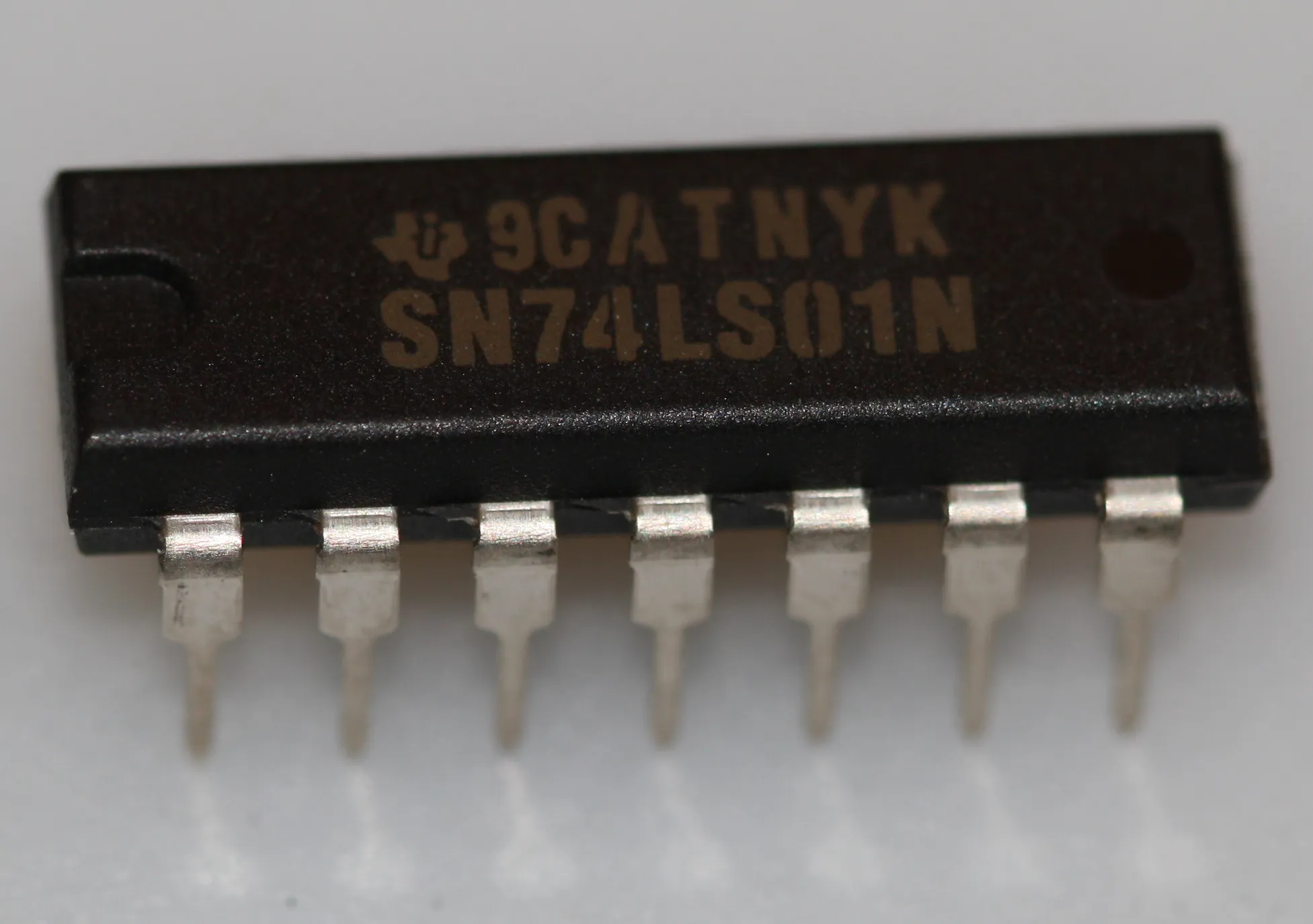 [131972] Quad 2-input NAND gate DIP-14