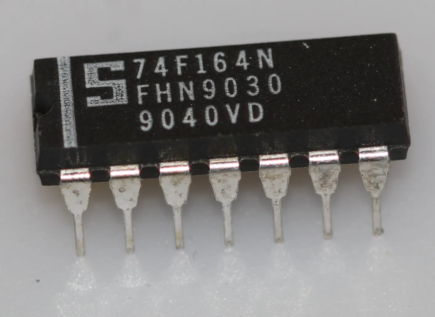 [131976] 8-bit parallel-out serial shift register with asynchronous clear DIP-14