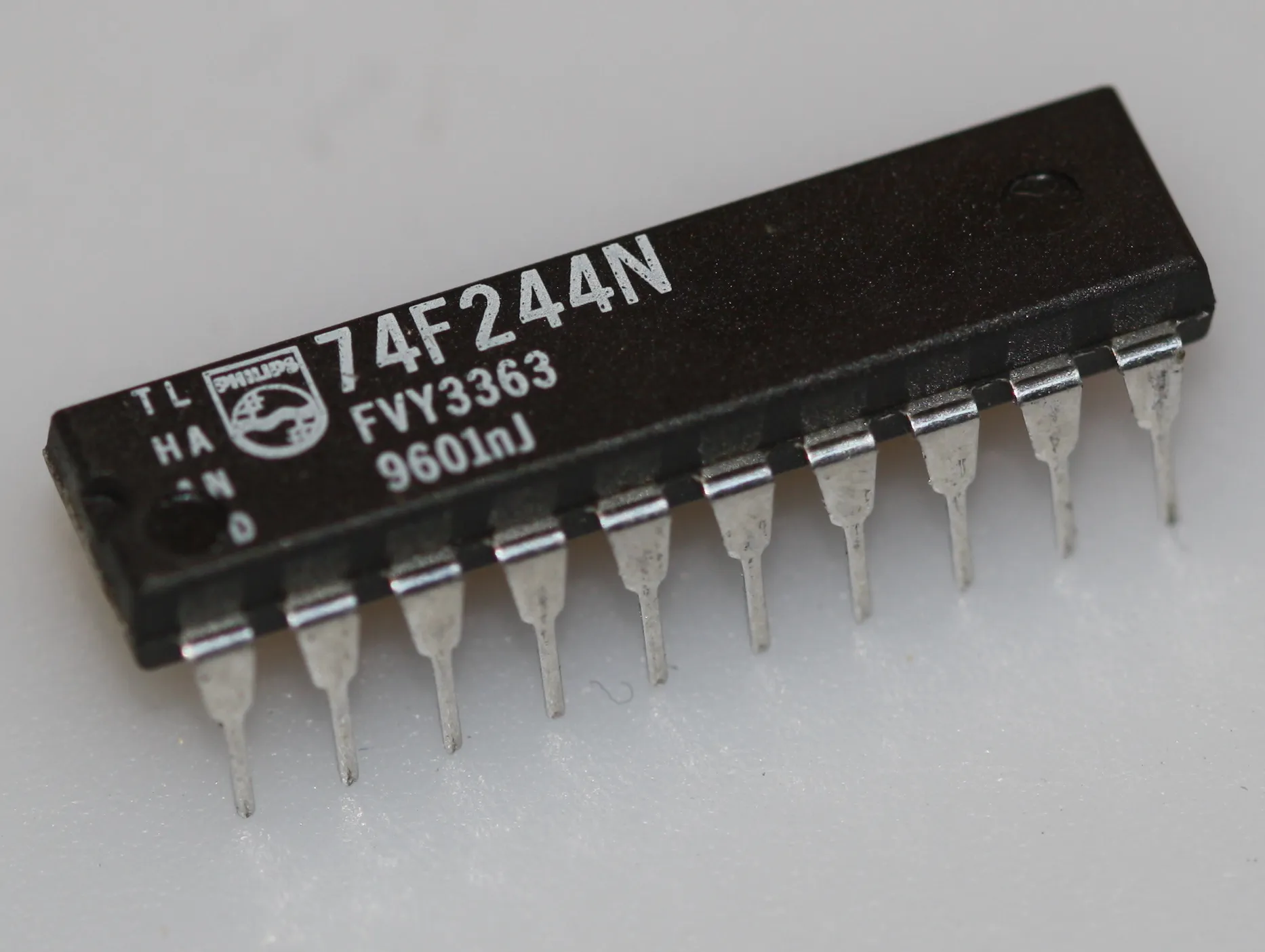 [131985] Octal buffer with noninverted three-state outputs DIP-20