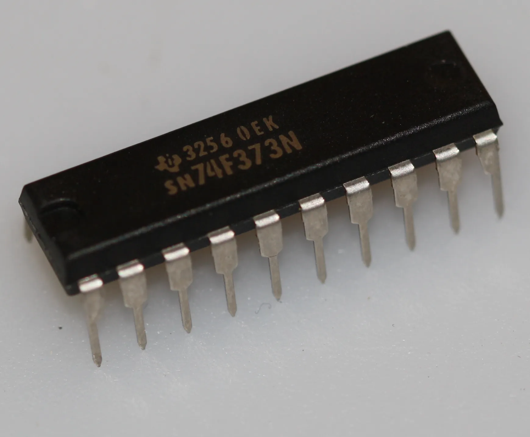 [131987] Octal transparent latch with three-state outputs DIP-20