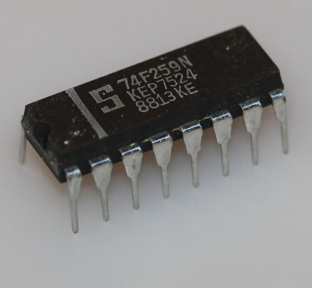 [132355] 8-bit addressable latch DIP-16