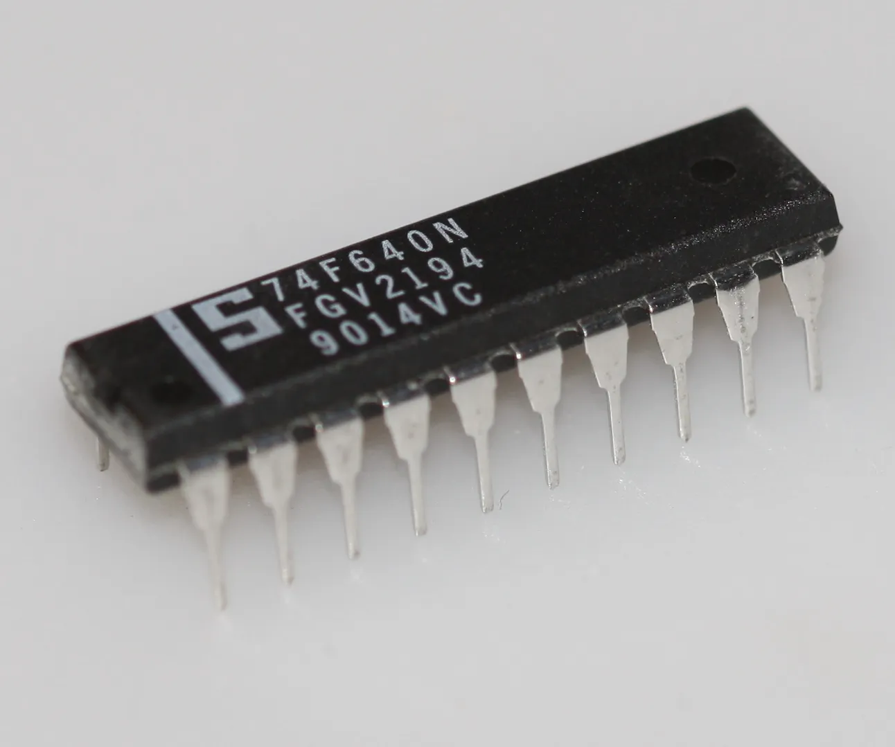 [132364] Octal bus transceiver with inverting three-state out DIP-20